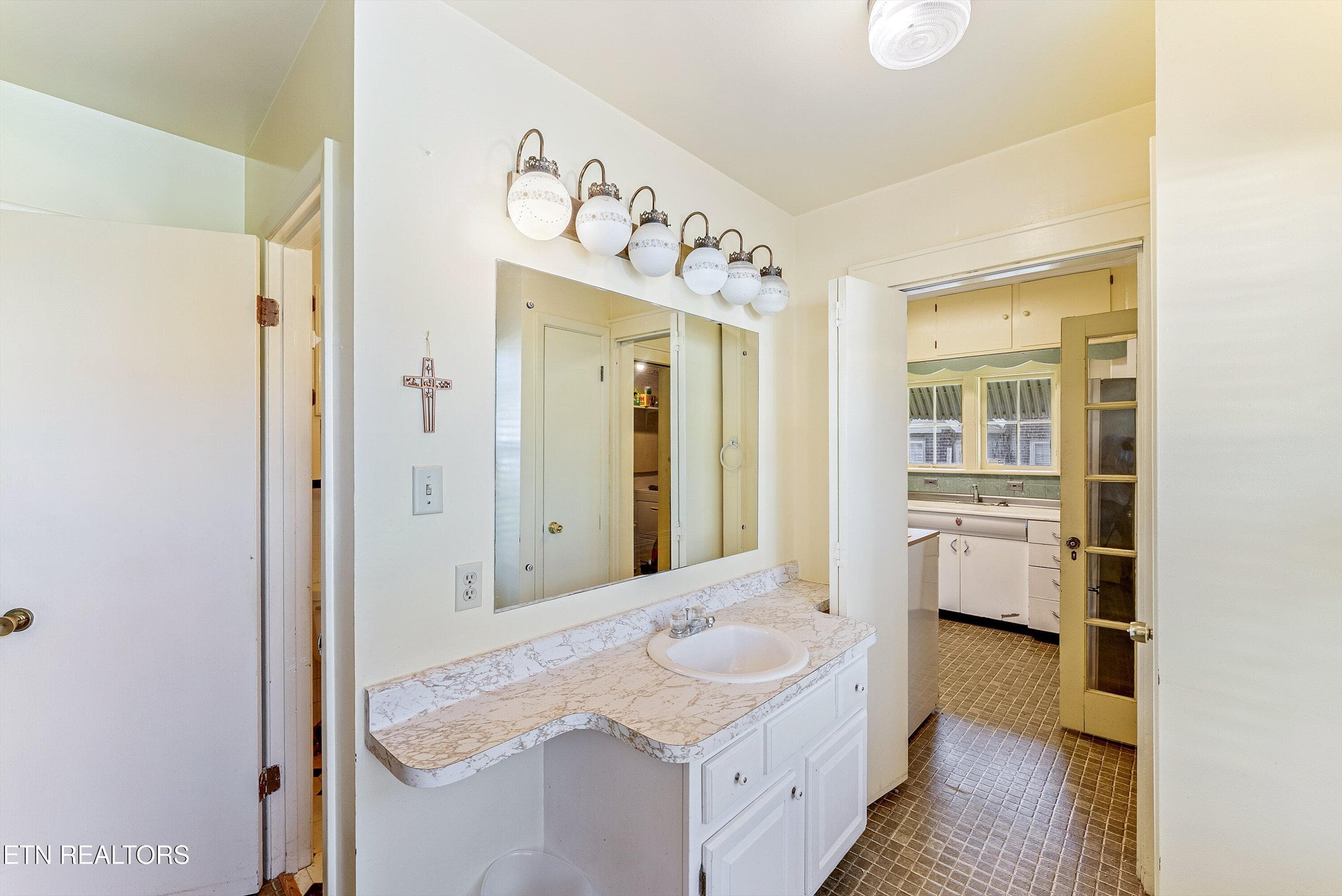 25-1st Bath A2 - 119 Adair Drive, Knoxville, TN 37918, Knoxville