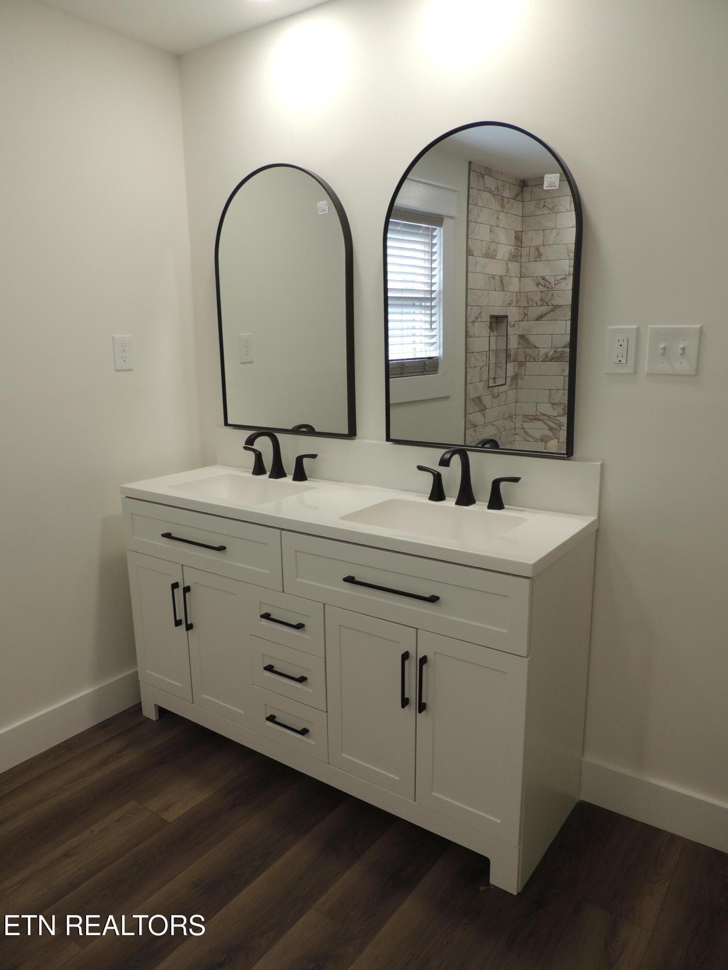 Bathroom sinks - 3434 Kenilworth Lane, Knoxville, TN 37917, Knoxville