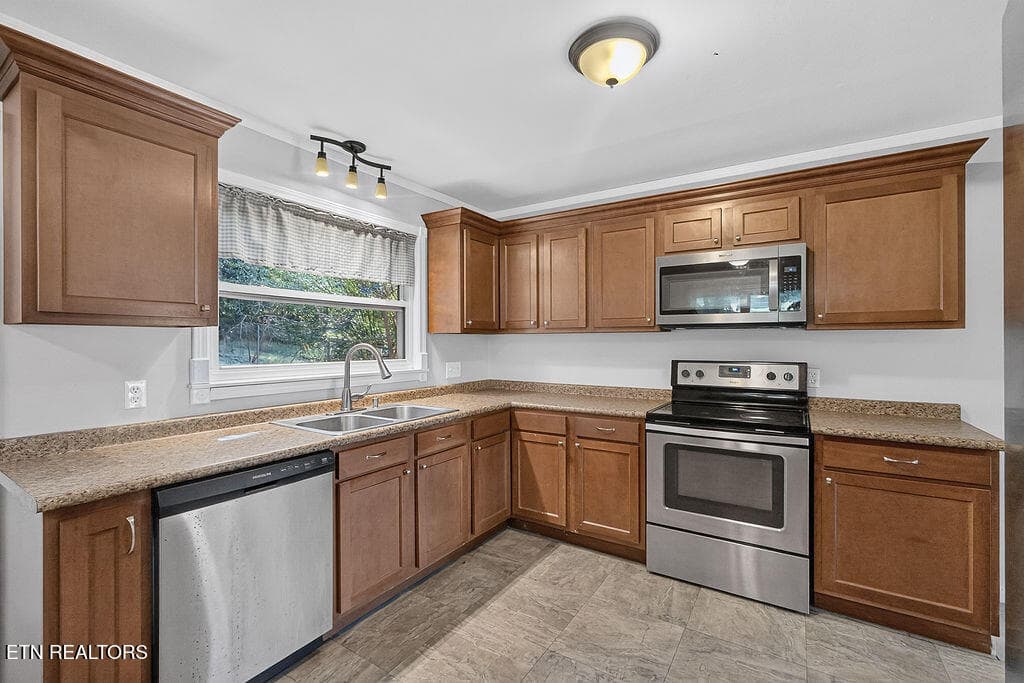 LB1A2456 - 420 Hialeah Drive, Knoxville, TN 37920, Knoxville
