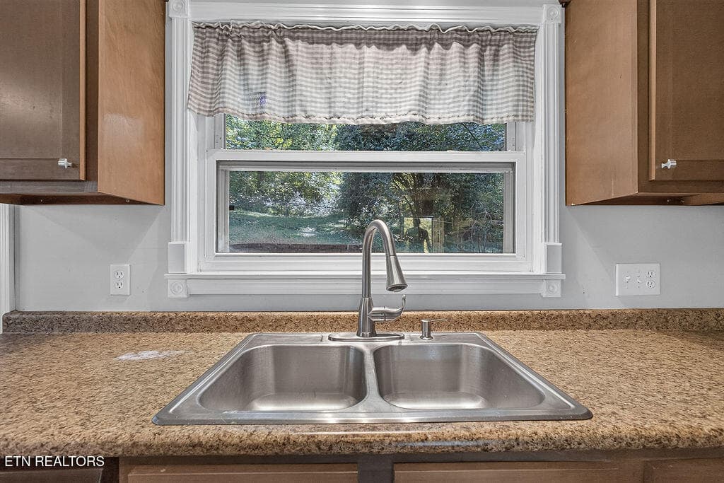 LB1A2459 - 420 Hialeah Drive, Knoxville, TN 37920, Knoxville