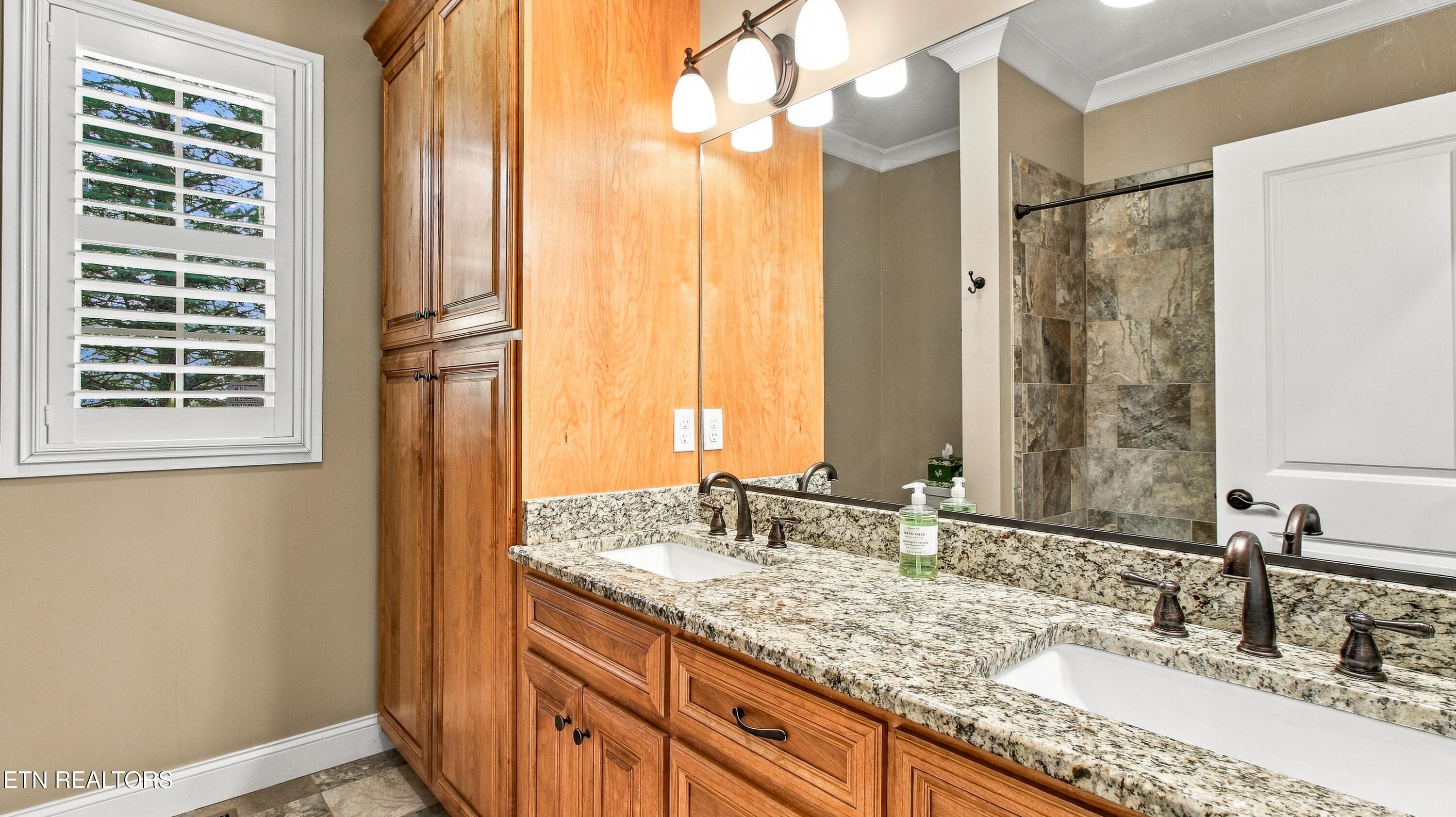 Full Bath on Main - 723 Bayshore Rd, Knoxville, TN 37934, Knoxville