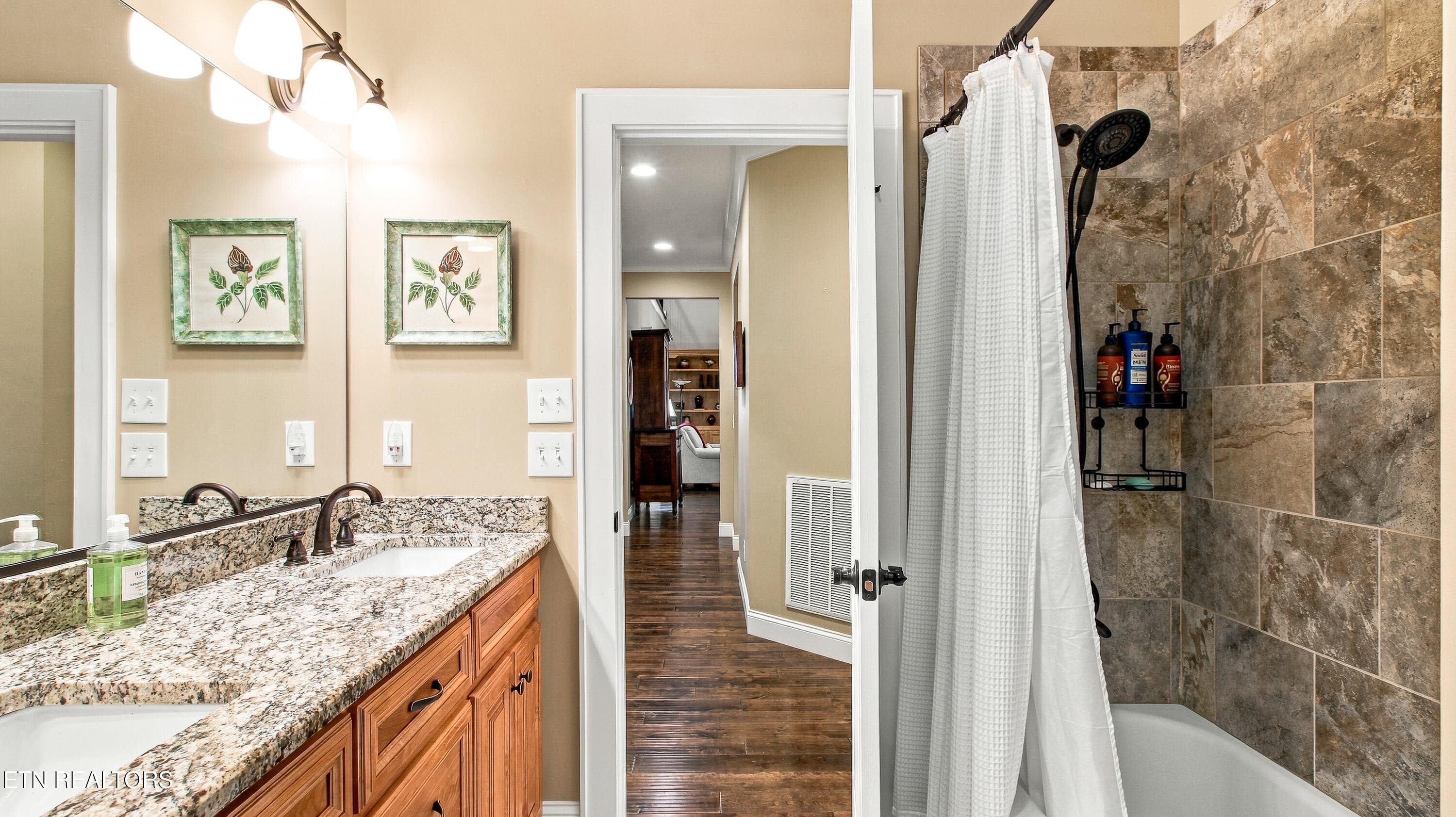 Full Bath on Main - 723 Bayshore Rd, Knoxville, TN 37934, Knoxville
