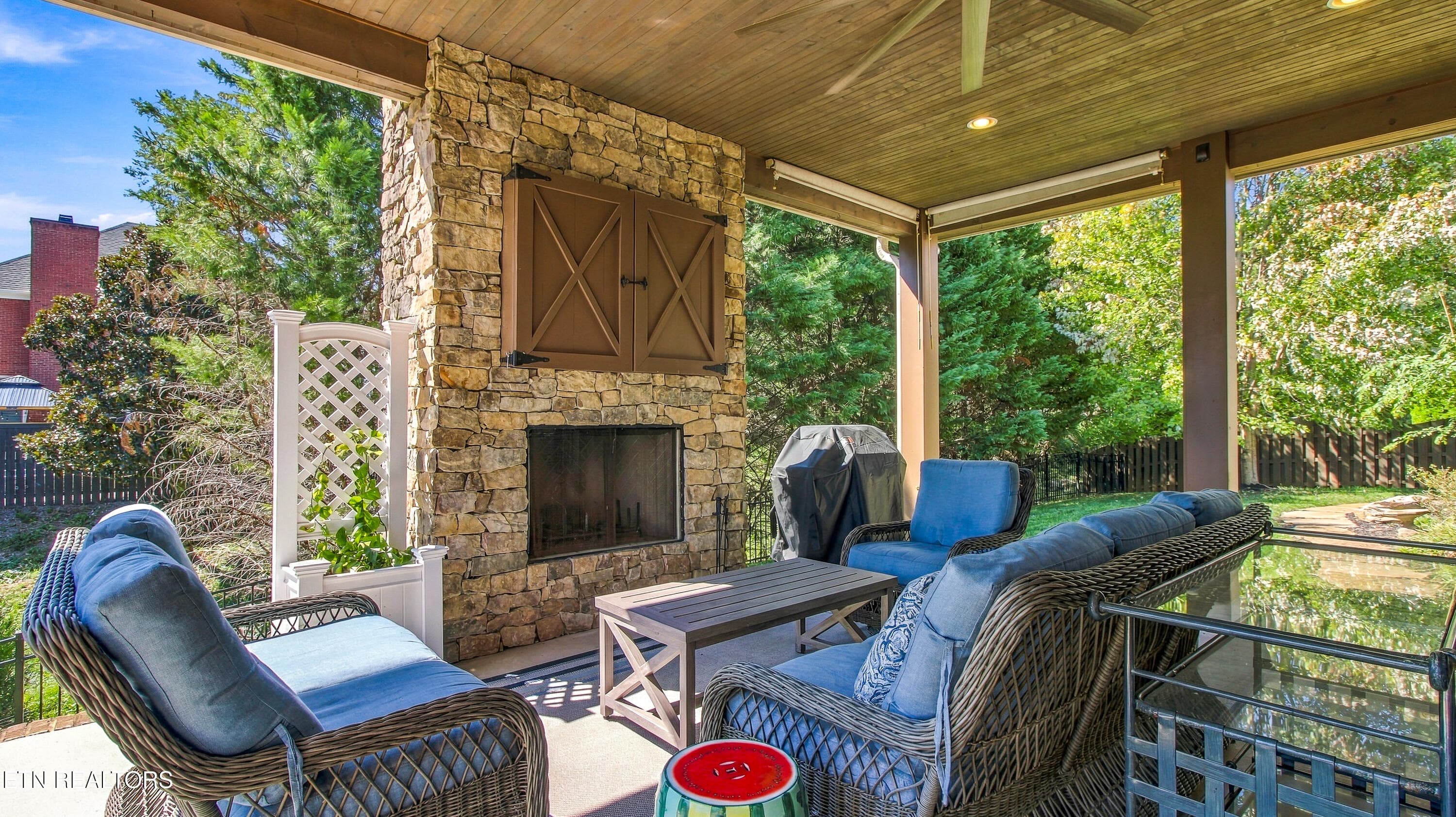 Has Fireplace - 723 Bayshore Rd, Knoxville, TN 37934, Knoxville