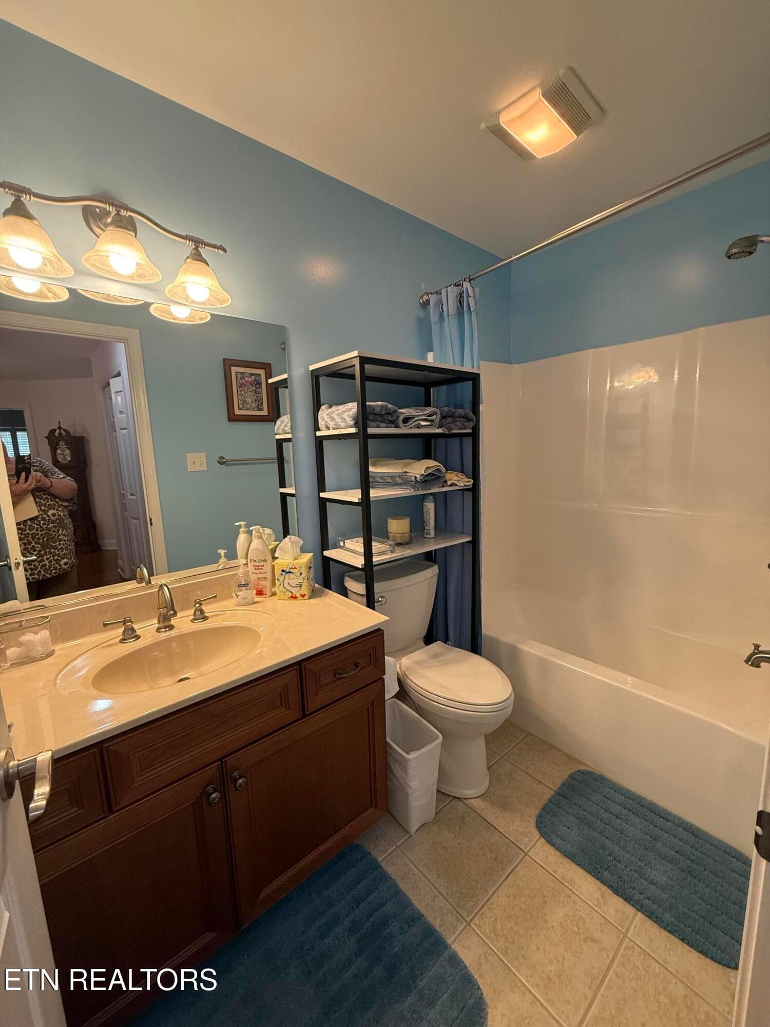Hall Bath - 1438 Cottage Glen Lane, Maryville, TN 37801, Maryville