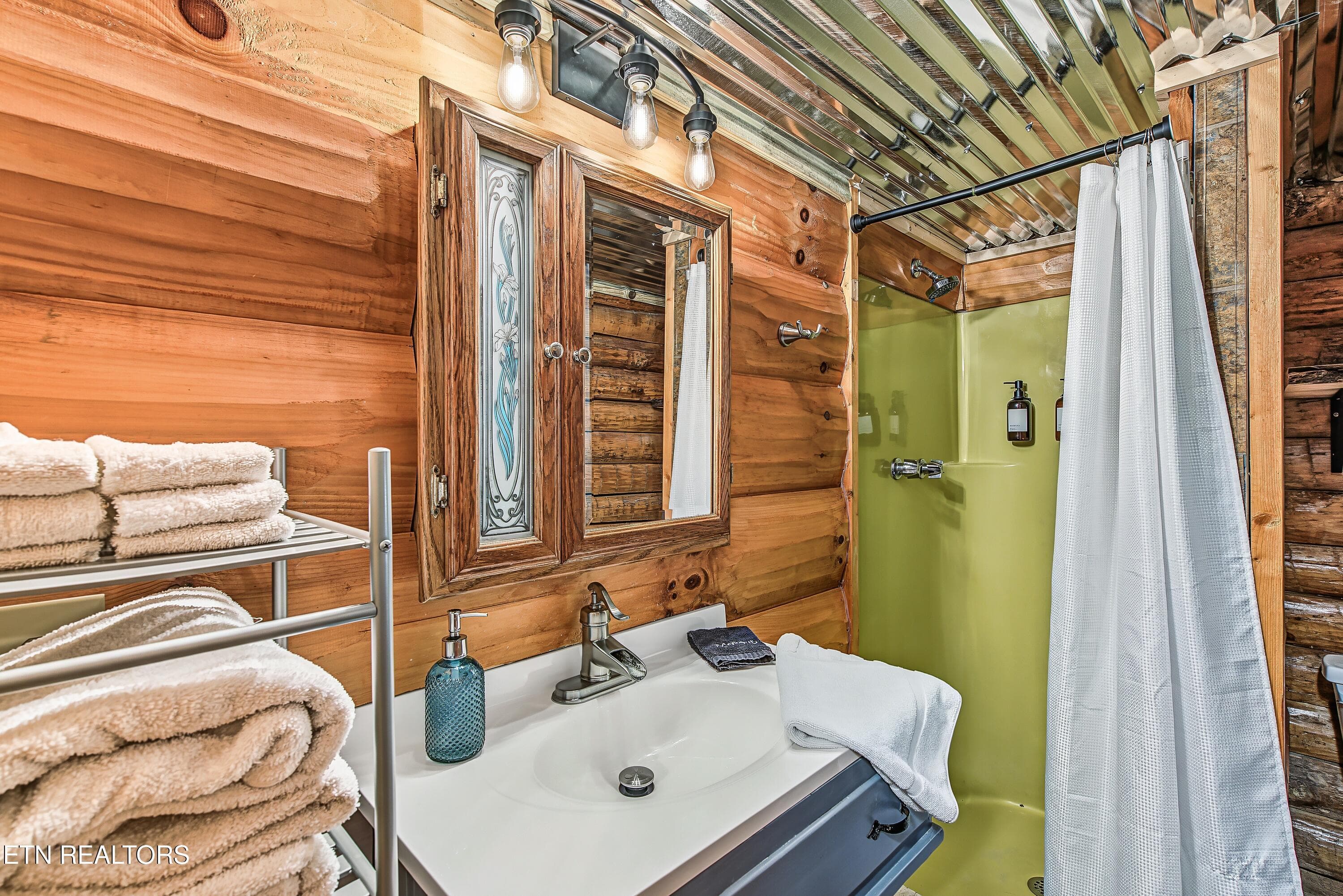 1008Fre-22 - 1008 E Foothills Drive, Gatlinburg, TN 37738, Gatlinburg