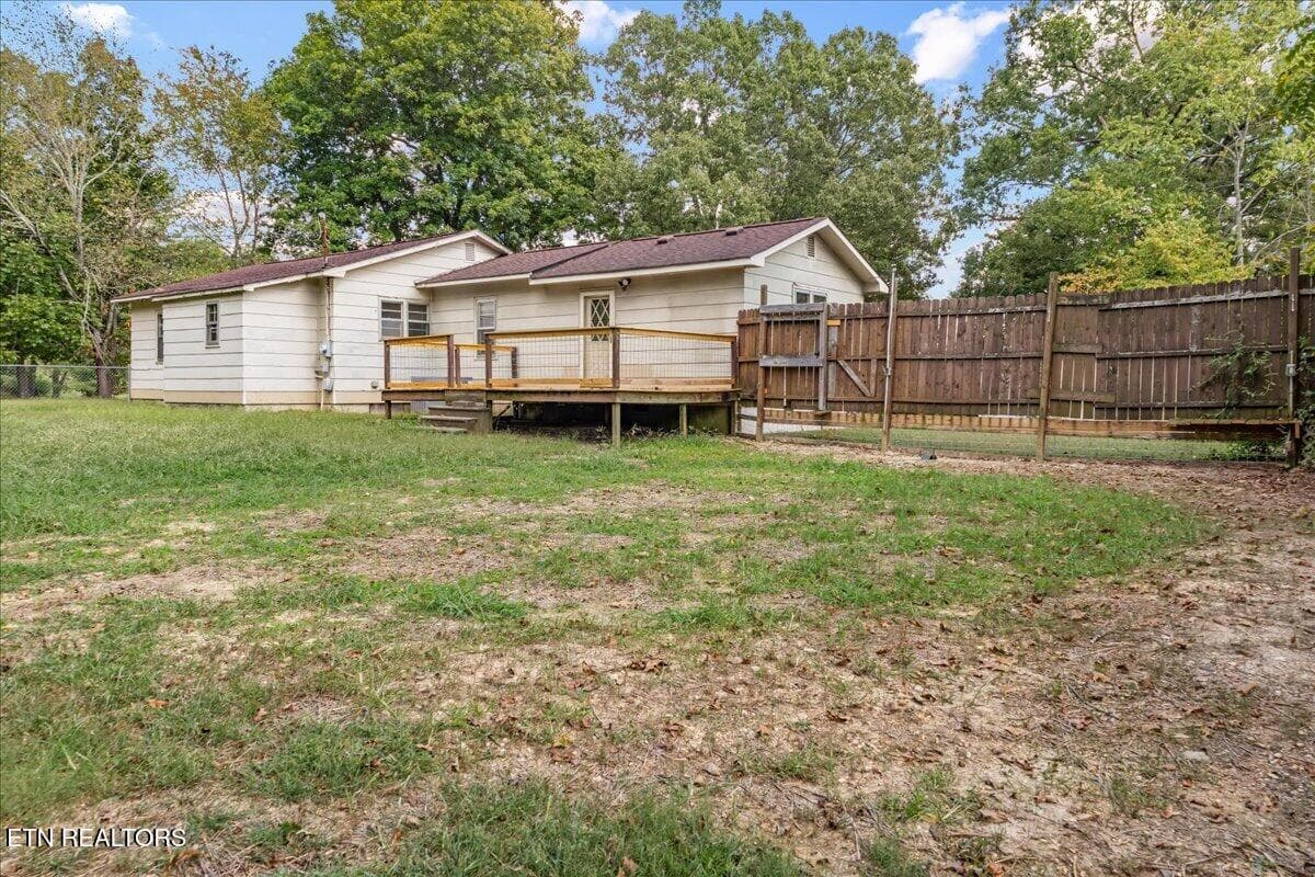 Back deck overlooking the fenced yard - 139 County Road 532, Etowah, TN 37331, Etowah