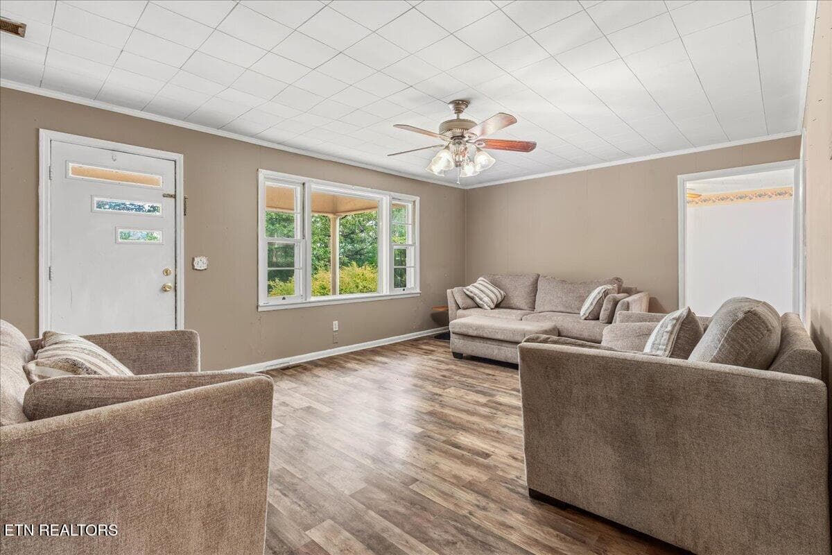 Bright living room with front entry - 139 County Road 532, Etowah, TN 37331, Etowah