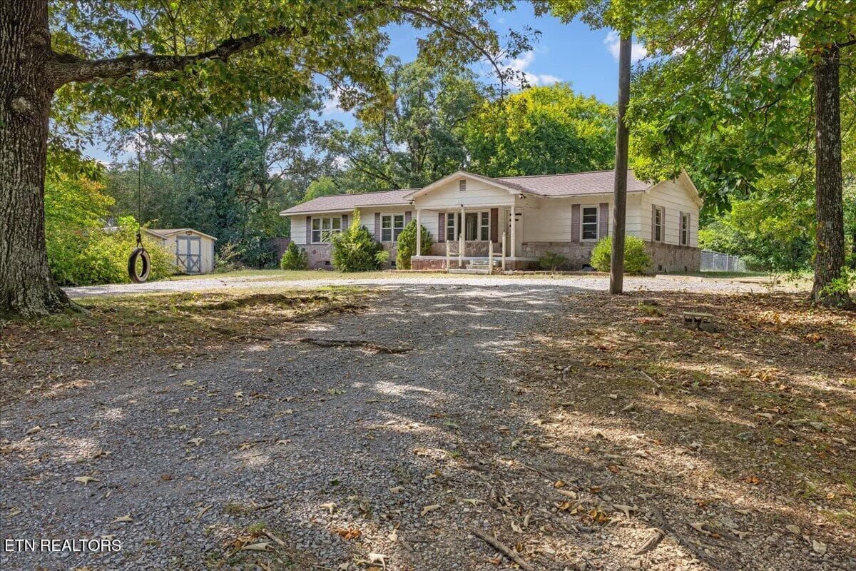 Circular gravel drive under mature shade - 139 County Road 532, Etowah, TN 37331, Etowah
