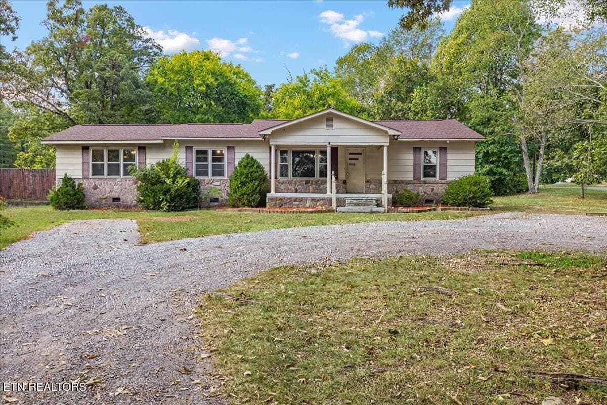 Classic one-level ranch with circular dr - 139 County Road 532, Etowah, TN 37331, Etowah