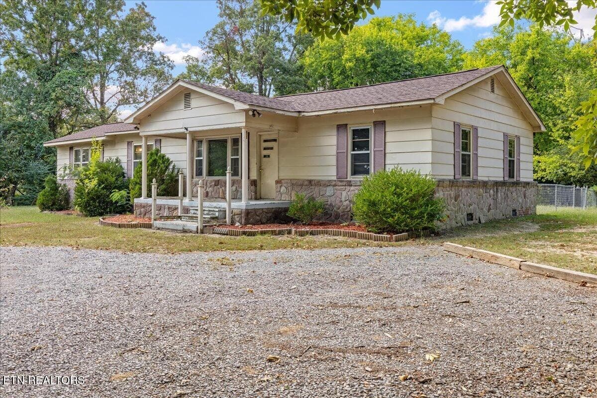 Covered front porch and stone accents - 139 County Road 532, Etowah, TN 37331, Etowah