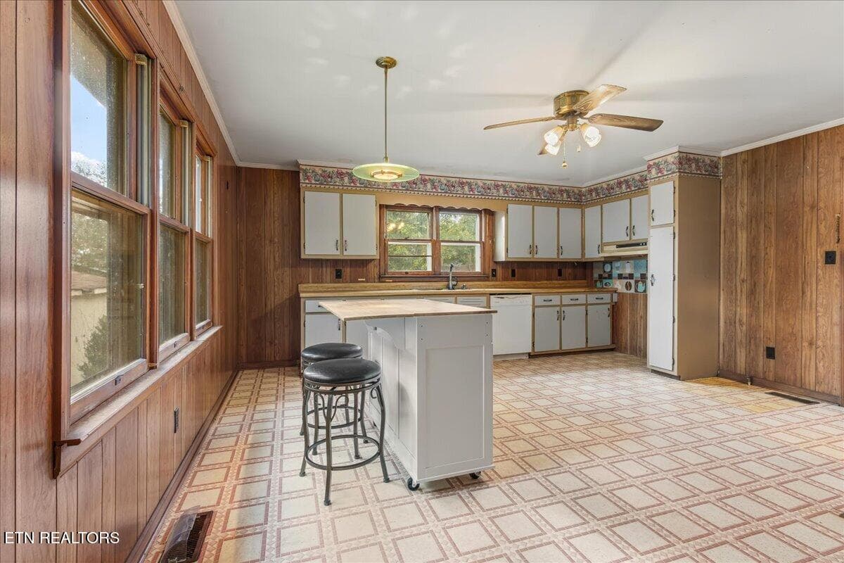 Eat-in kitchen with a wall of windows - 139 County Road 532, Etowah, TN 37331, Etowah