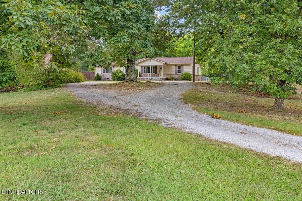 Gravel drive winds up to the home - 139 County Road 532, Etowah, TN 37331, Etowah