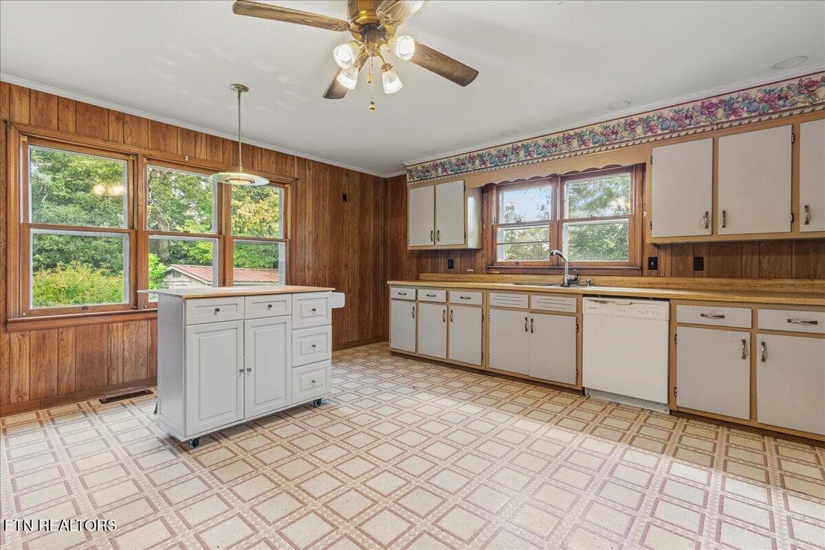Plenty of cabinets and counter space - 139 County Road 532, Etowah, TN 37331, Etowah