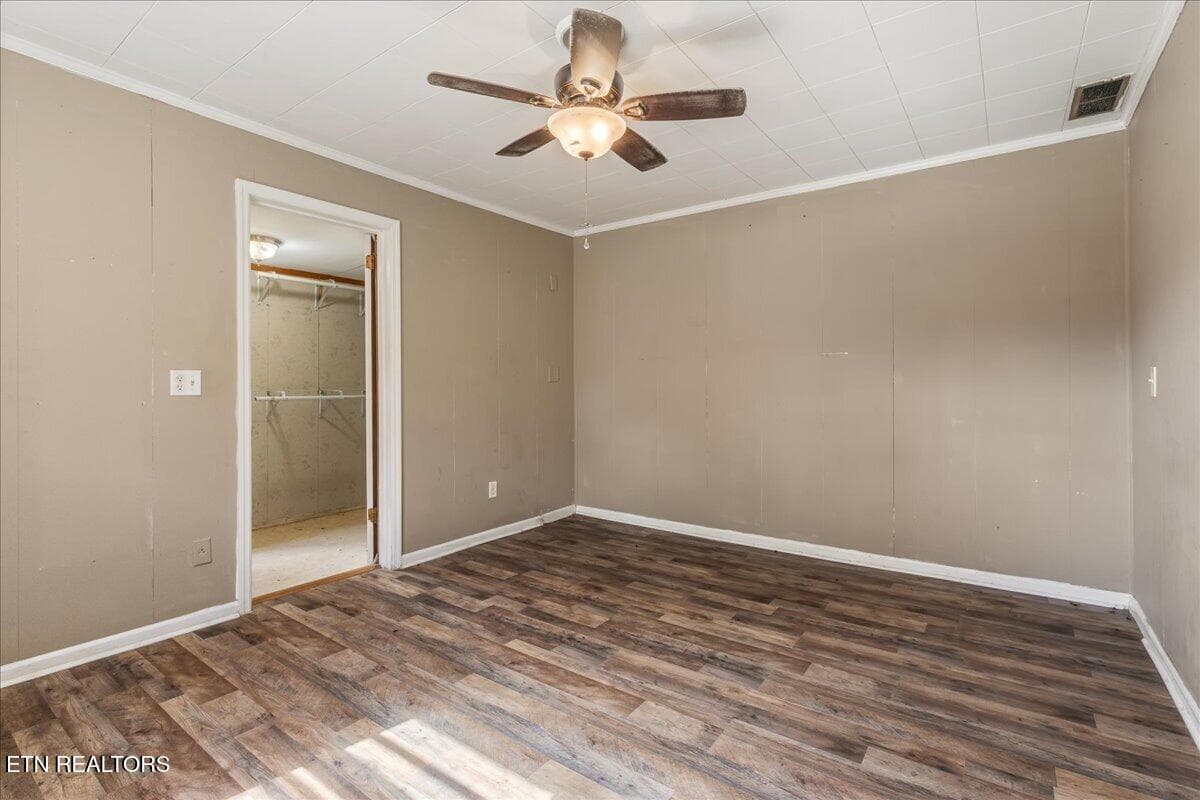 Primary bedroom with walk-in closet - 139 County Road 532, Etowah, TN 37331, Etowah