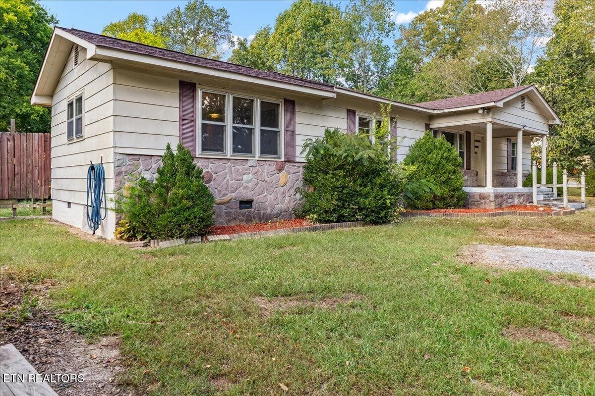 Side view showing stone-trimmed foundati - 139 County Road 532, Etowah, TN 37331, Etowah