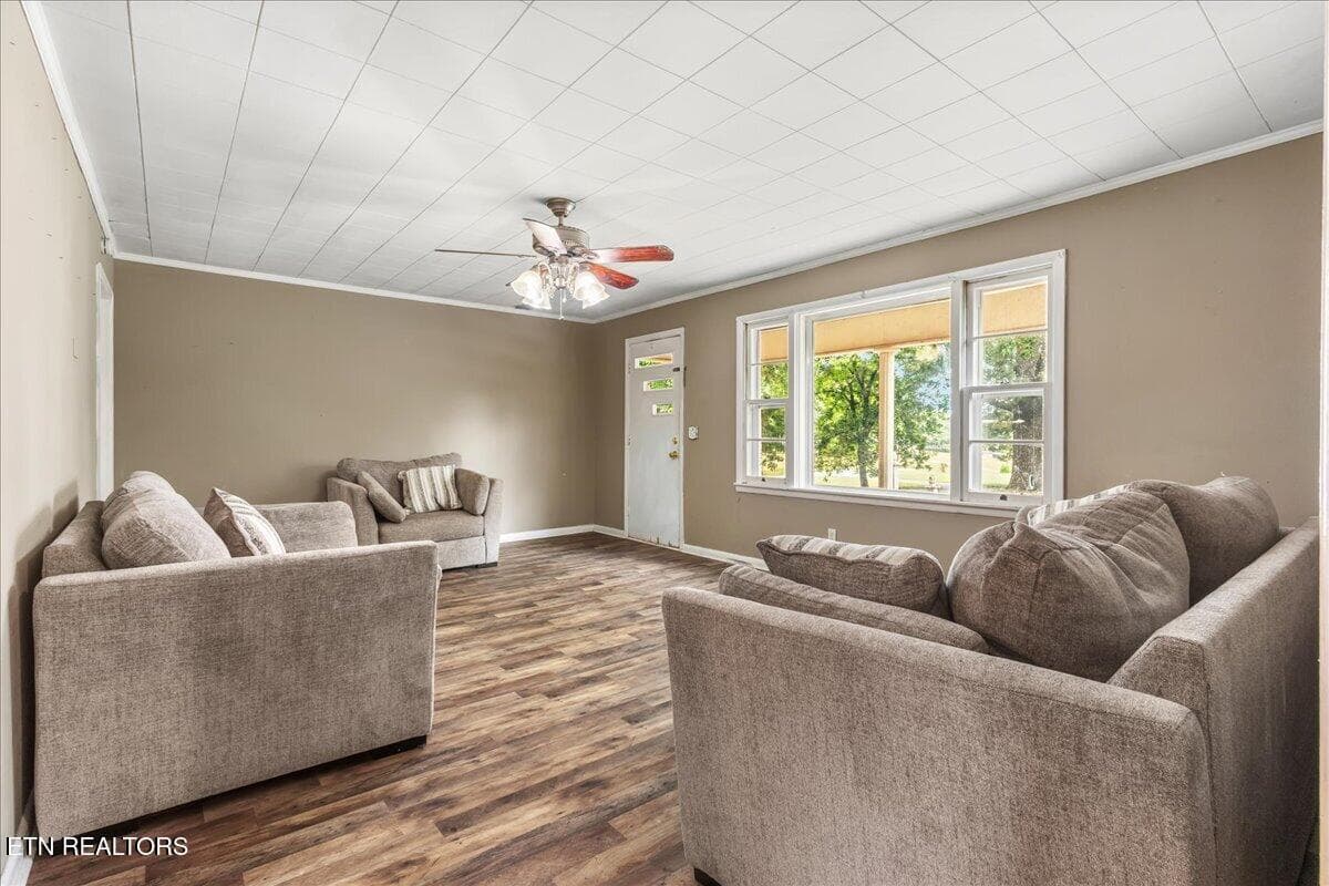 Spacious living room with large picture - 139 County Road 532, Etowah, TN 37331, Etowah
