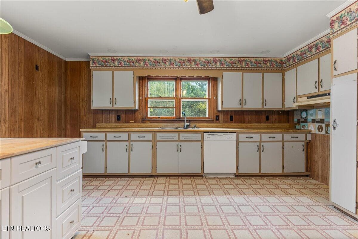 Window over the sink and a dishwasher - 139 County Road 532, Etowah, TN 37331, Etowah