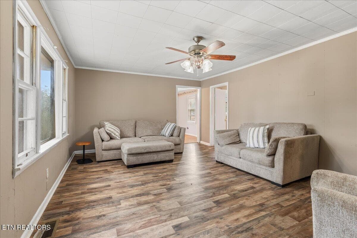 Wood-look flooring flows through the liv - 139 County Road 532, Etowah, TN 37331, Etowah