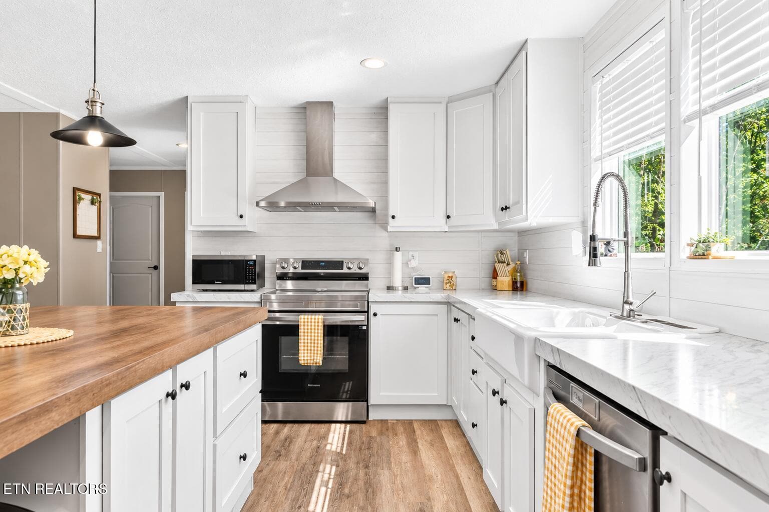 Bright Modern Farmhouse Kitchen (1) - 3131 Oswego Rd, Crossville, TN 38572, Crossville