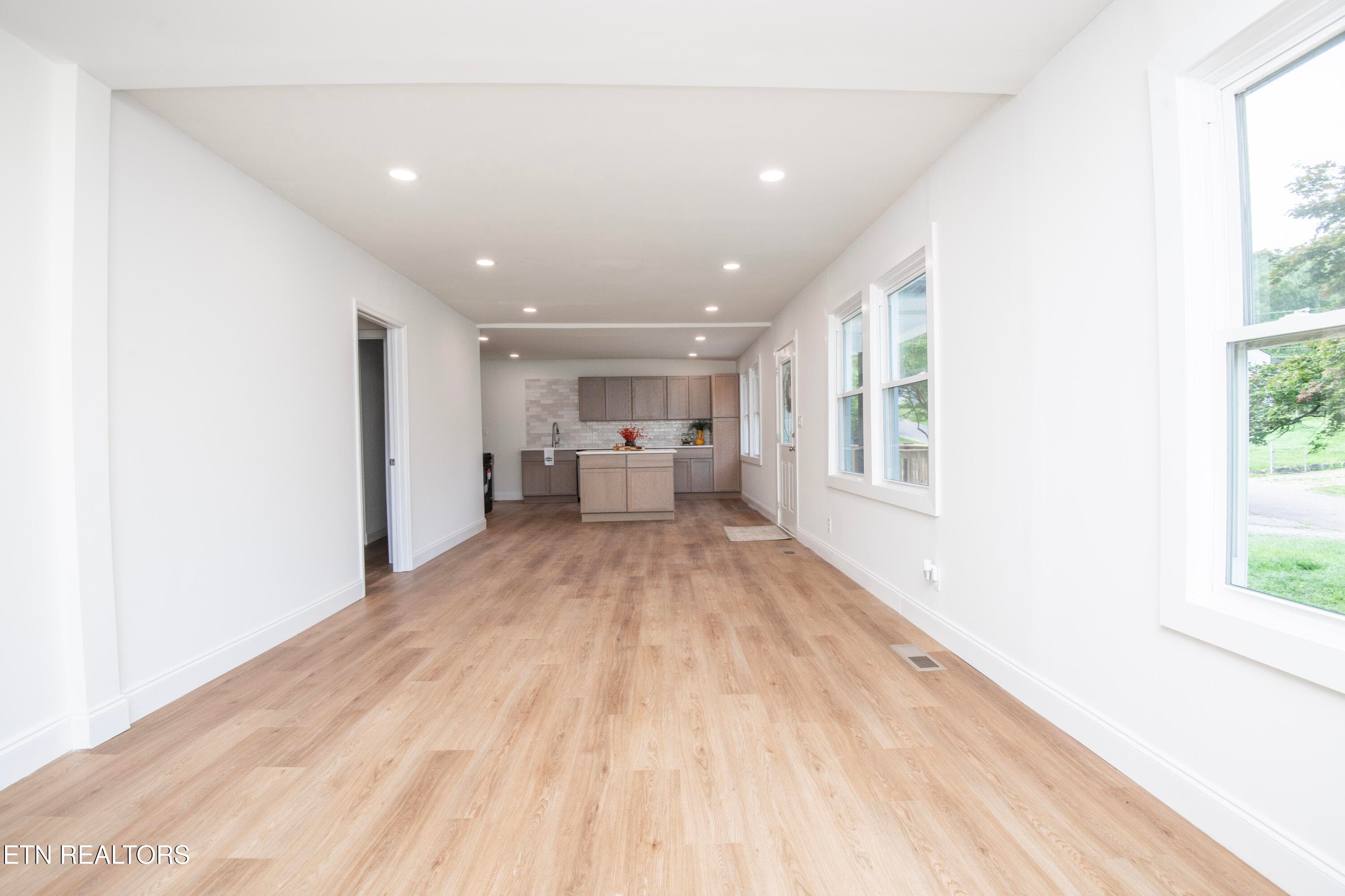 Living pre-virtual staging - 4730 Rochat Rd, Knoxville, TN 37918