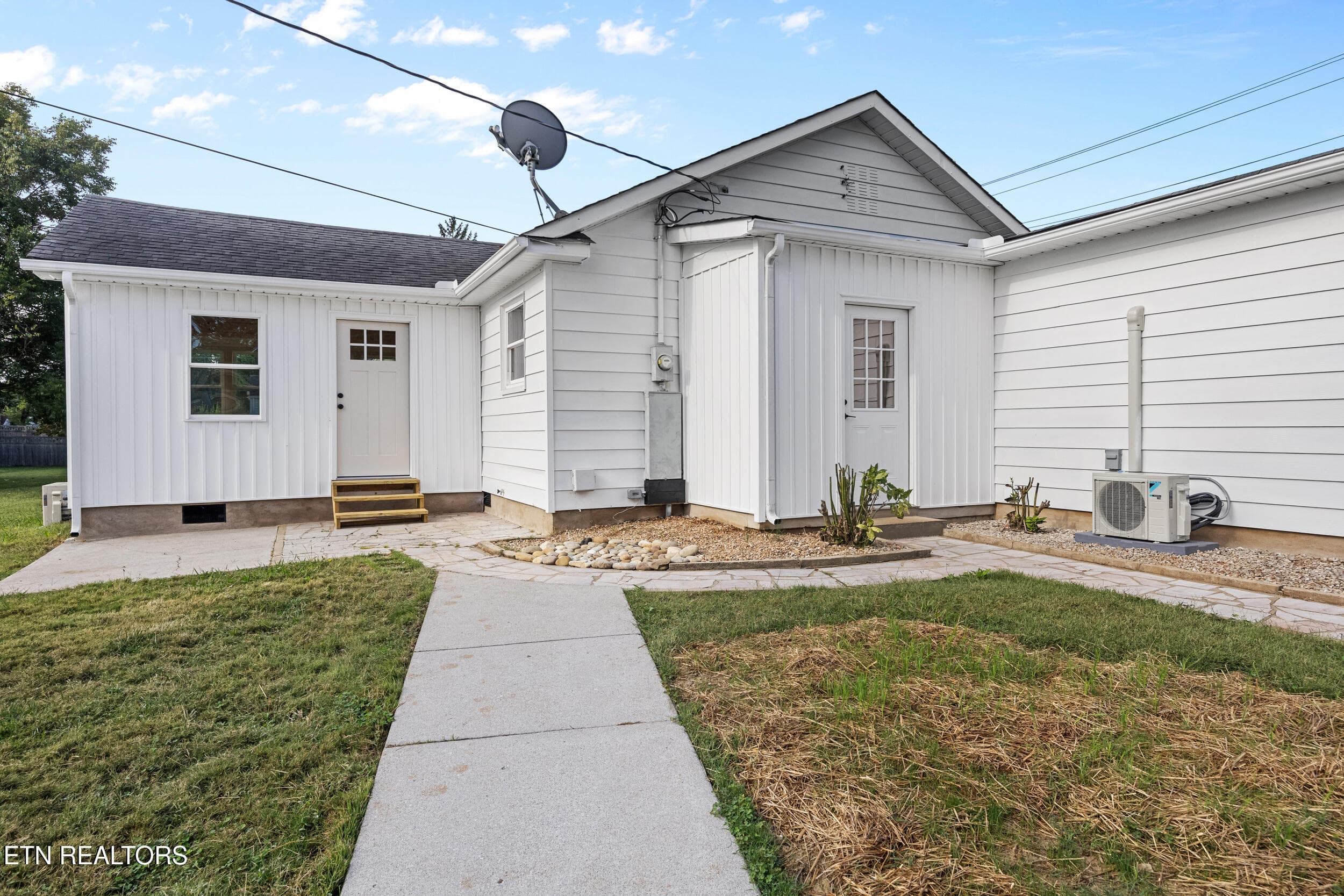 Left home sunroom/side entry - 1618 Old Niles Ferry Rd, Maryville, TN 37803, Maryville