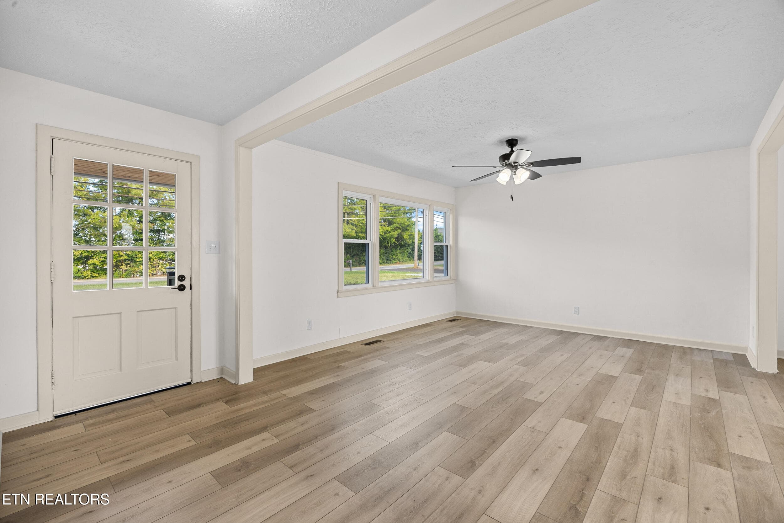 Main entry/Living area - 1618 Old Niles Ferry Rd, Maryville, TN 37803, Maryville