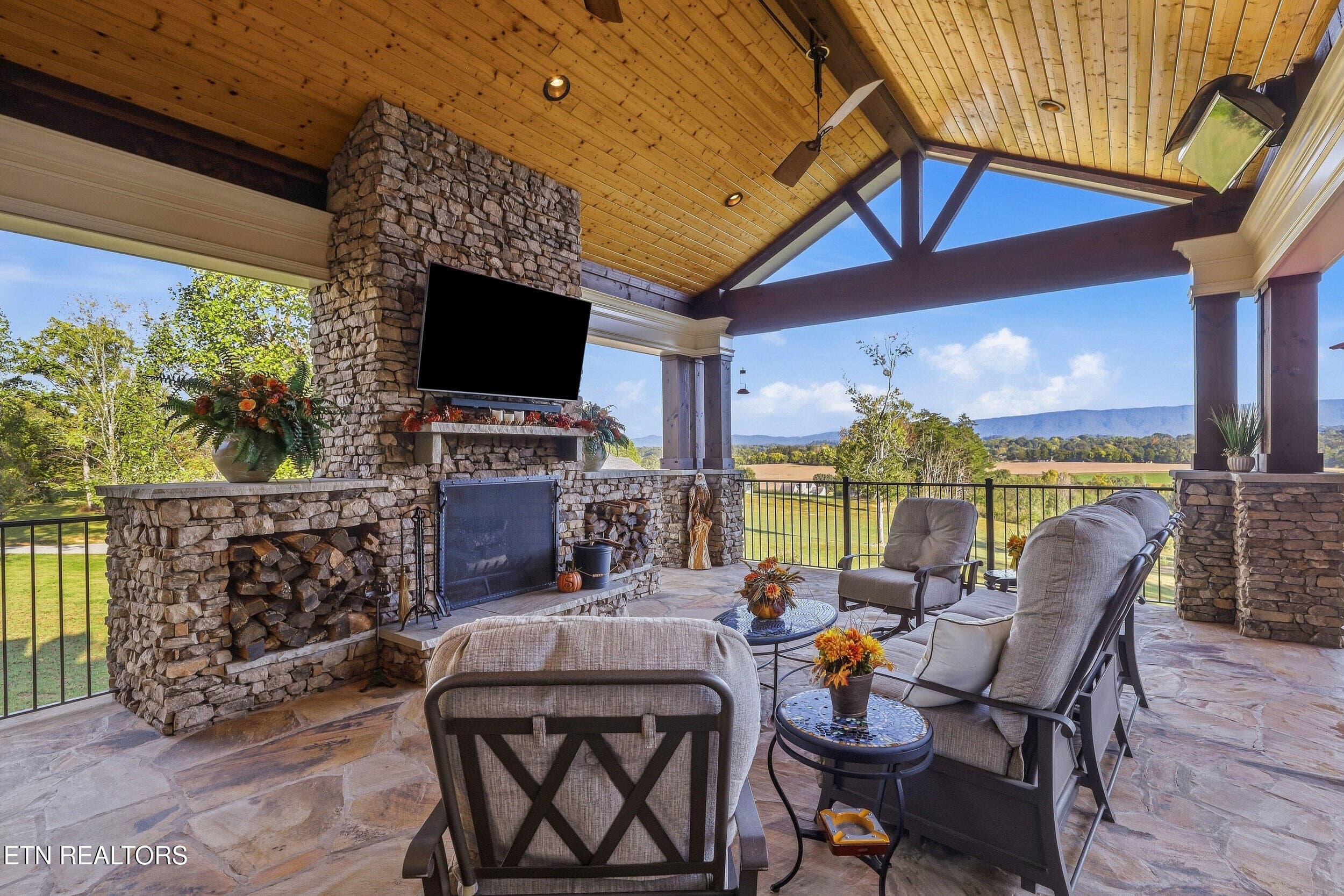Covered Outdoor Veranda - 2032 Cochran Rd, Maryville, TN 37803