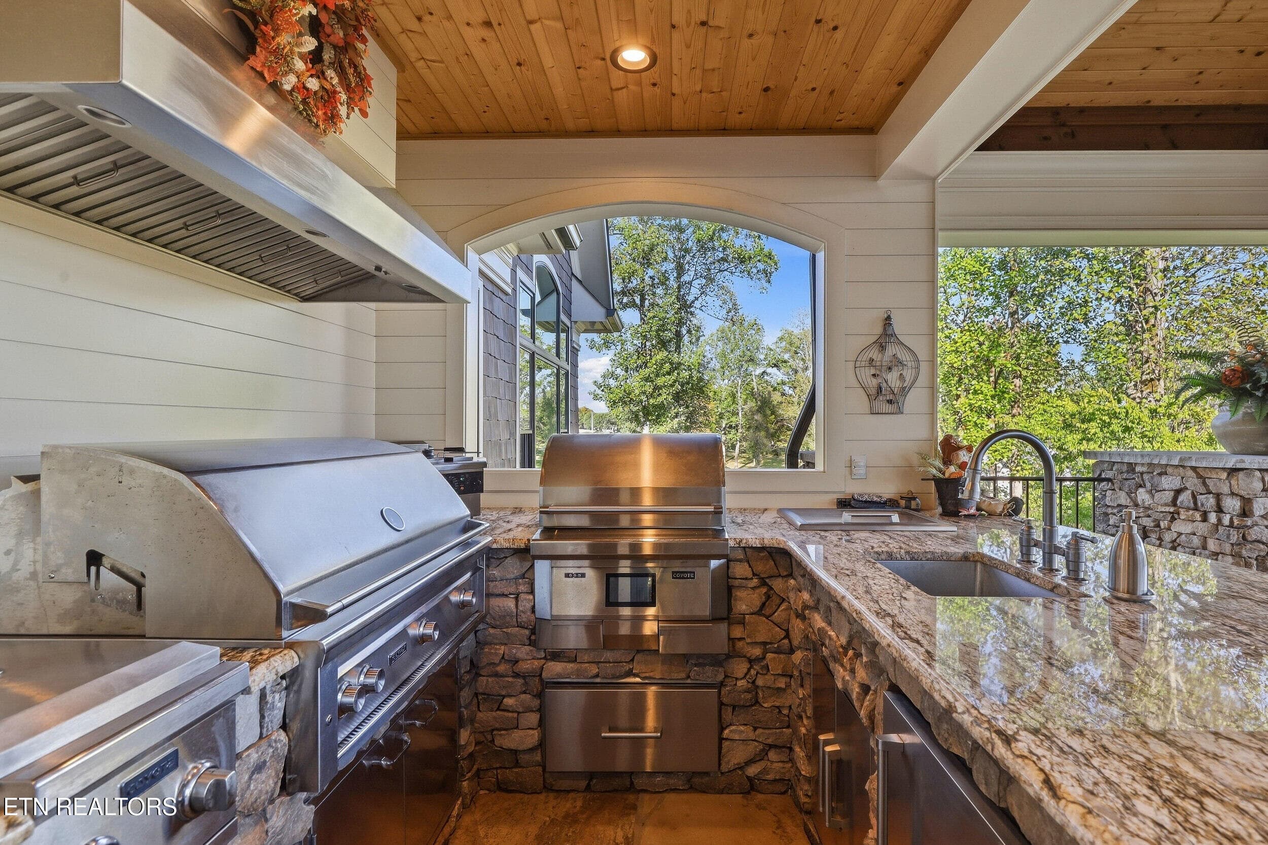 Outdoor Kitchen - 2032 Cochran Rd, Maryville, TN 37803