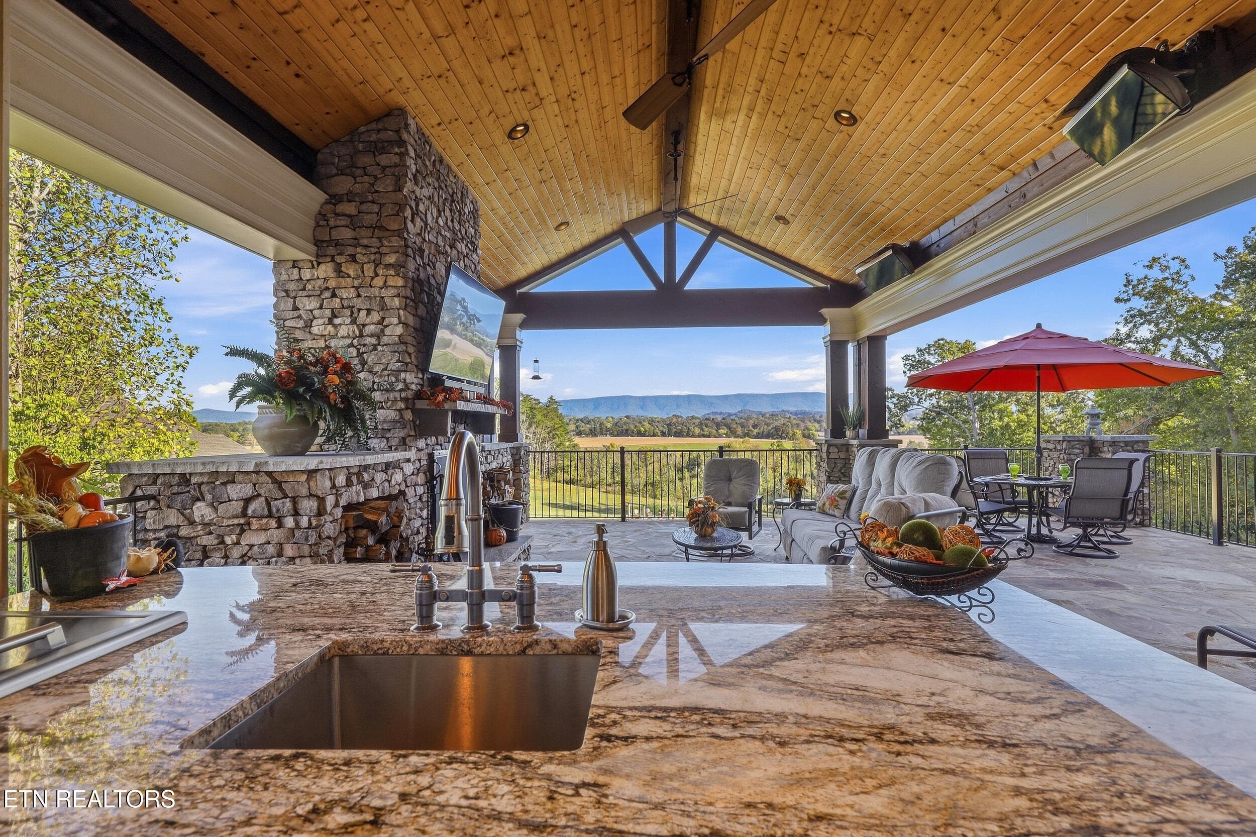 Outdoor Kitchen & Veranda - 2032 Cochran Rd, Maryville, TN 37803