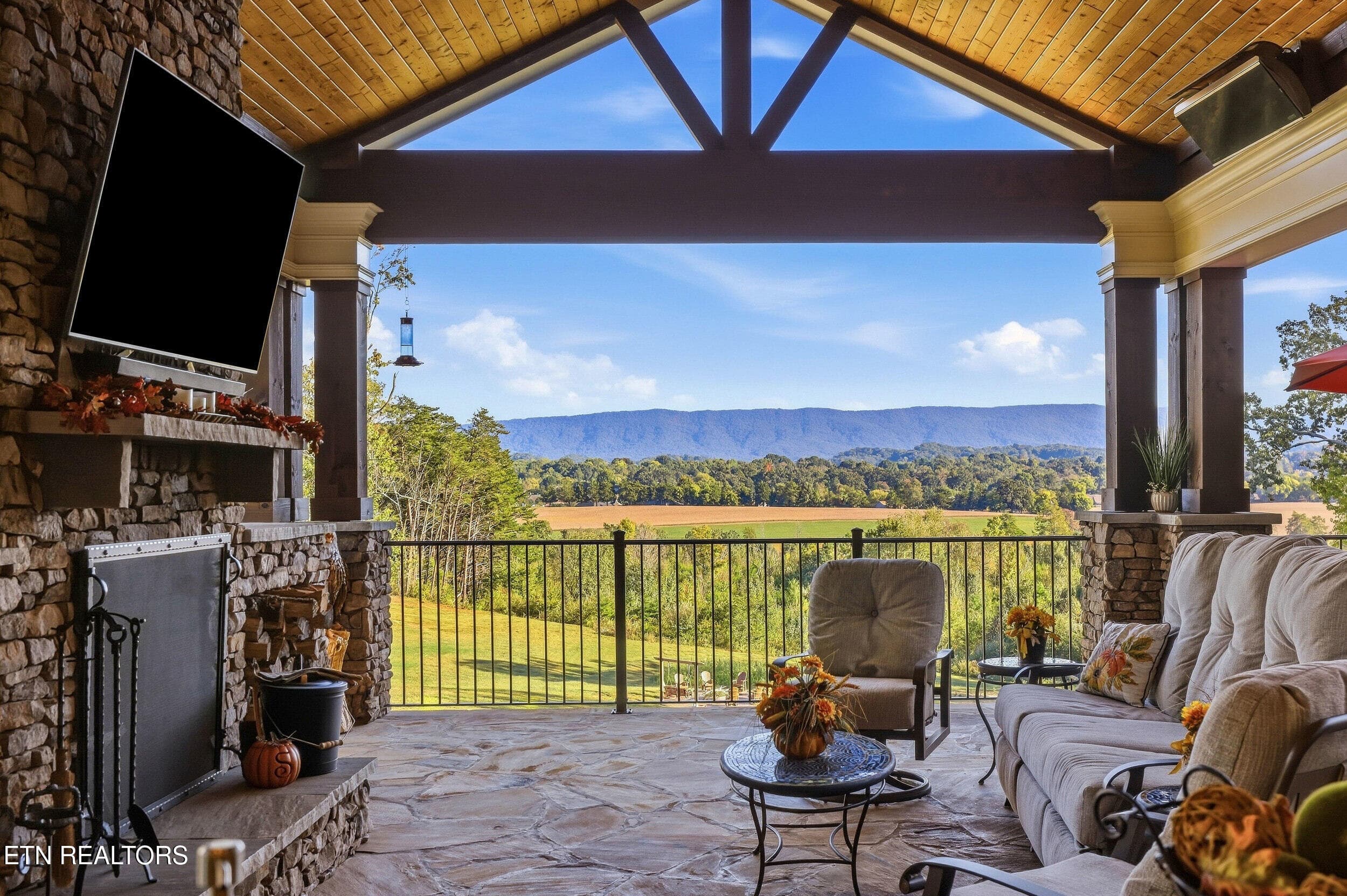Outdoor Veranda - 2032 Cochran Rd, Maryville, TN 37803