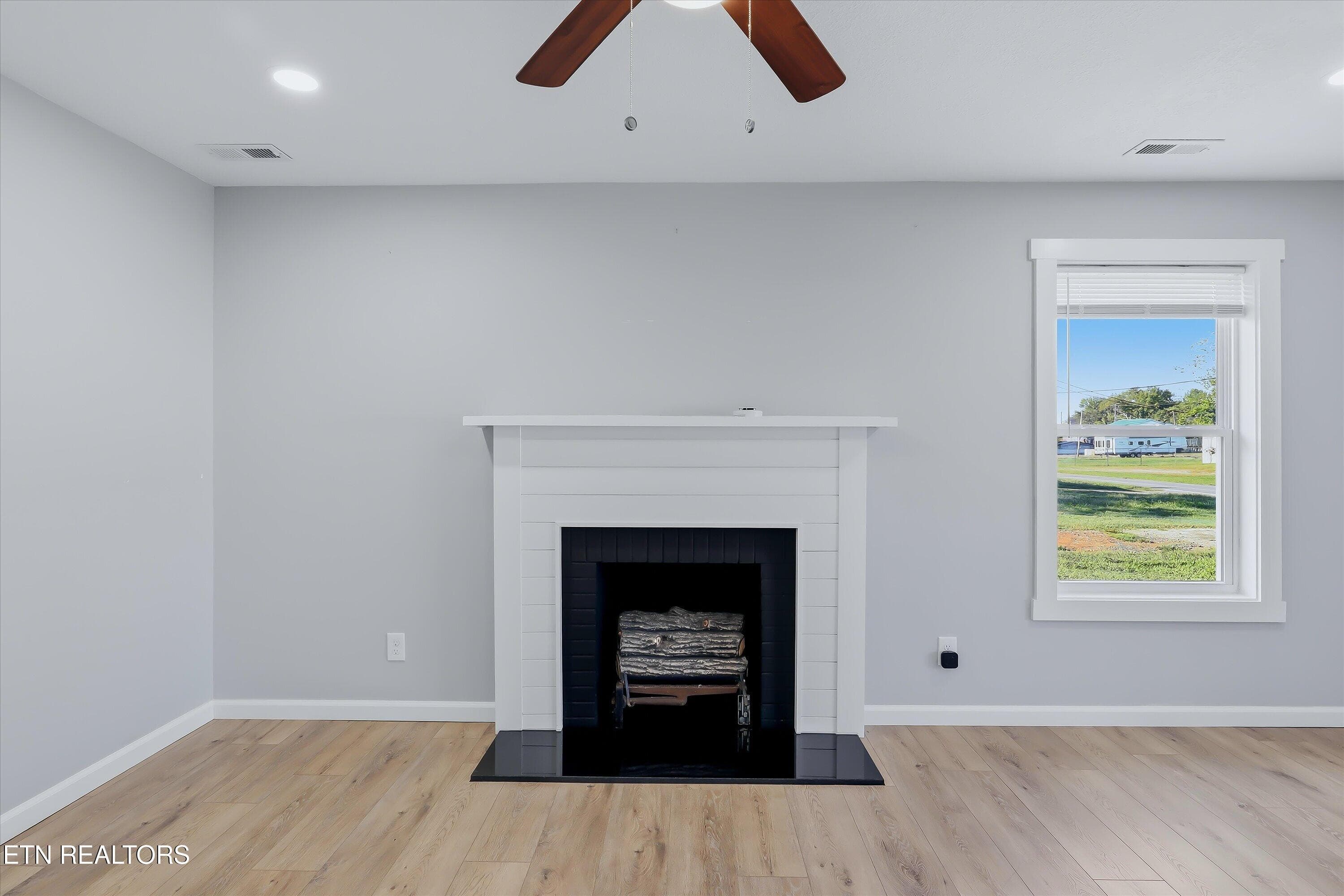 Living Room - 2334 Old Knoxville Pike, Maryville, TN 37804, Maryville