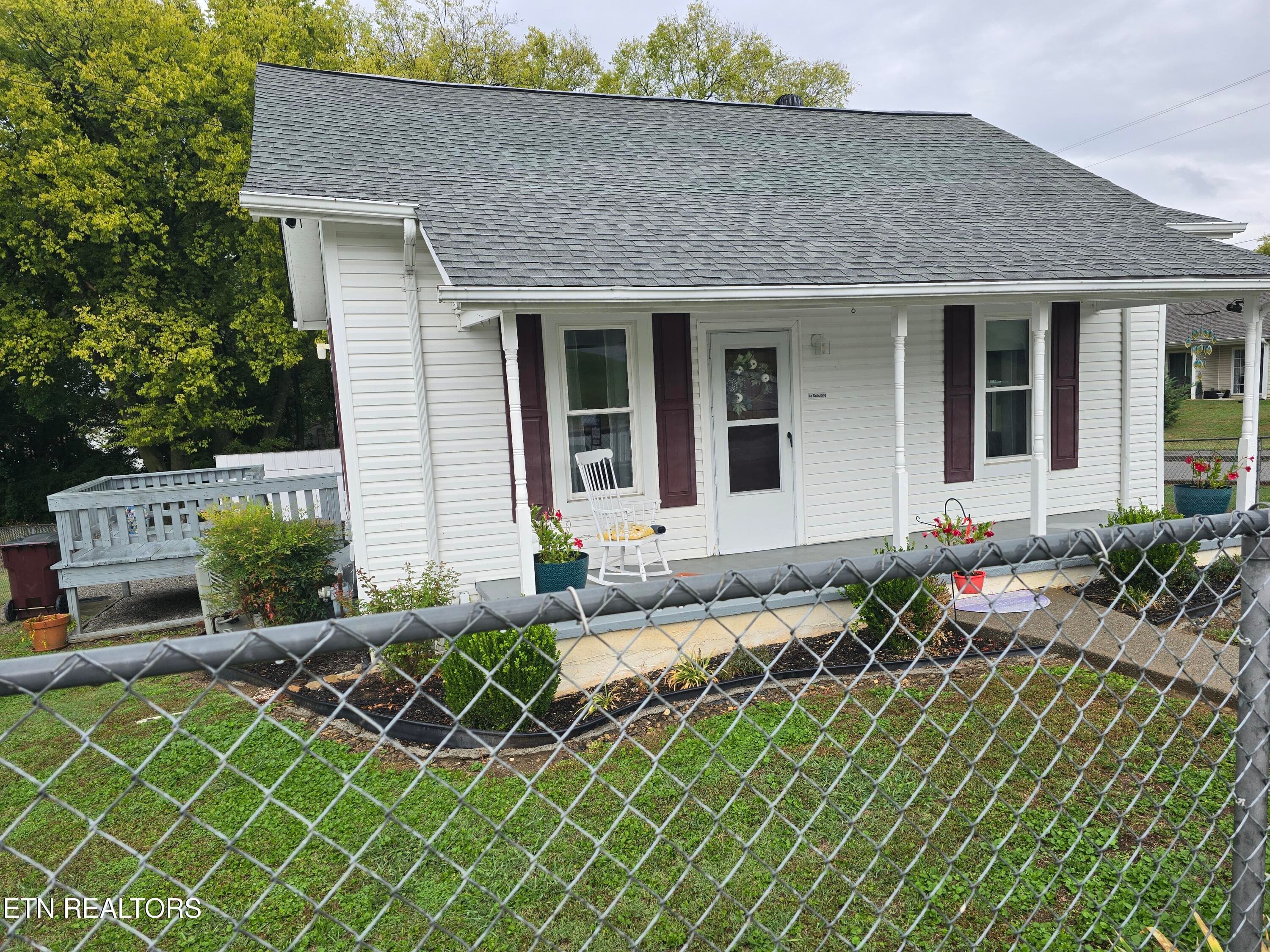 new lighth fixture - 248 Hannum St, Alcoa, TN 37701