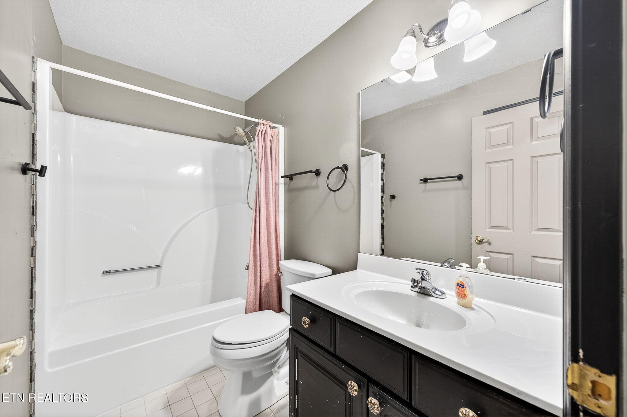 Hall Bath - 15 Ridge Crest Circle, Crossville, TN 38558, Crossville