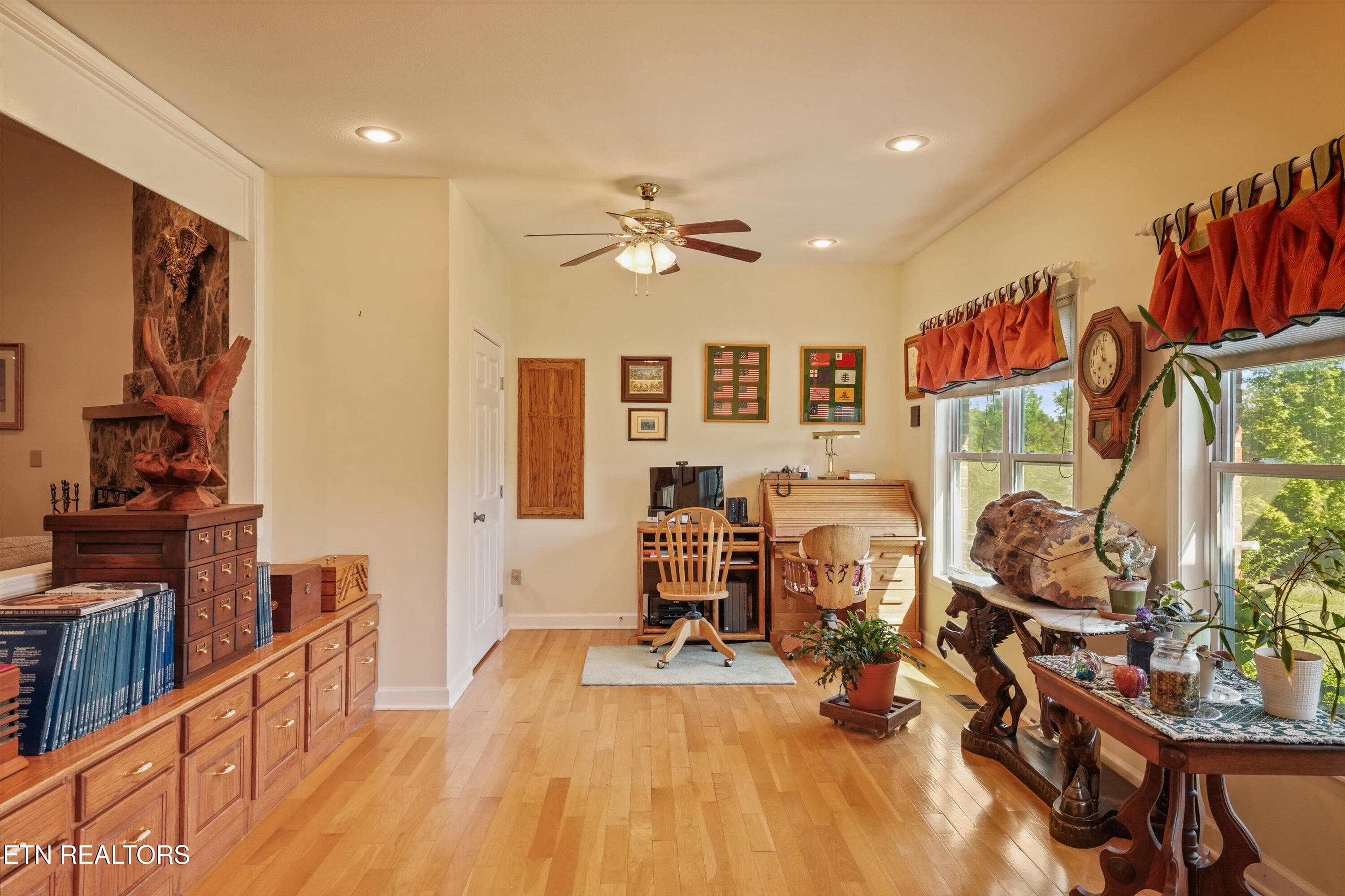 Office or sitting room off family room - 3412 Seebers Court, Louisville, TN 37777, Louisville