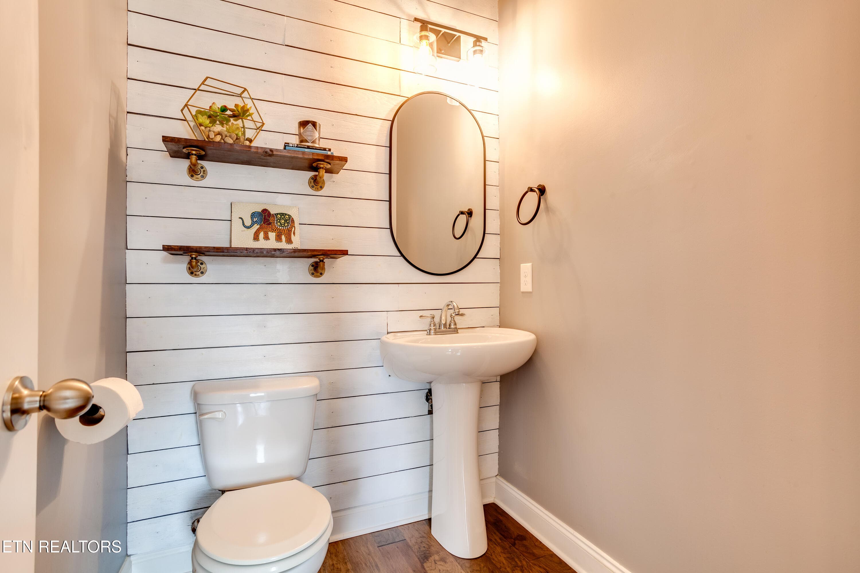 12 Powder Room - 2407 Drake St, Maryville, TN 37801, Maryville