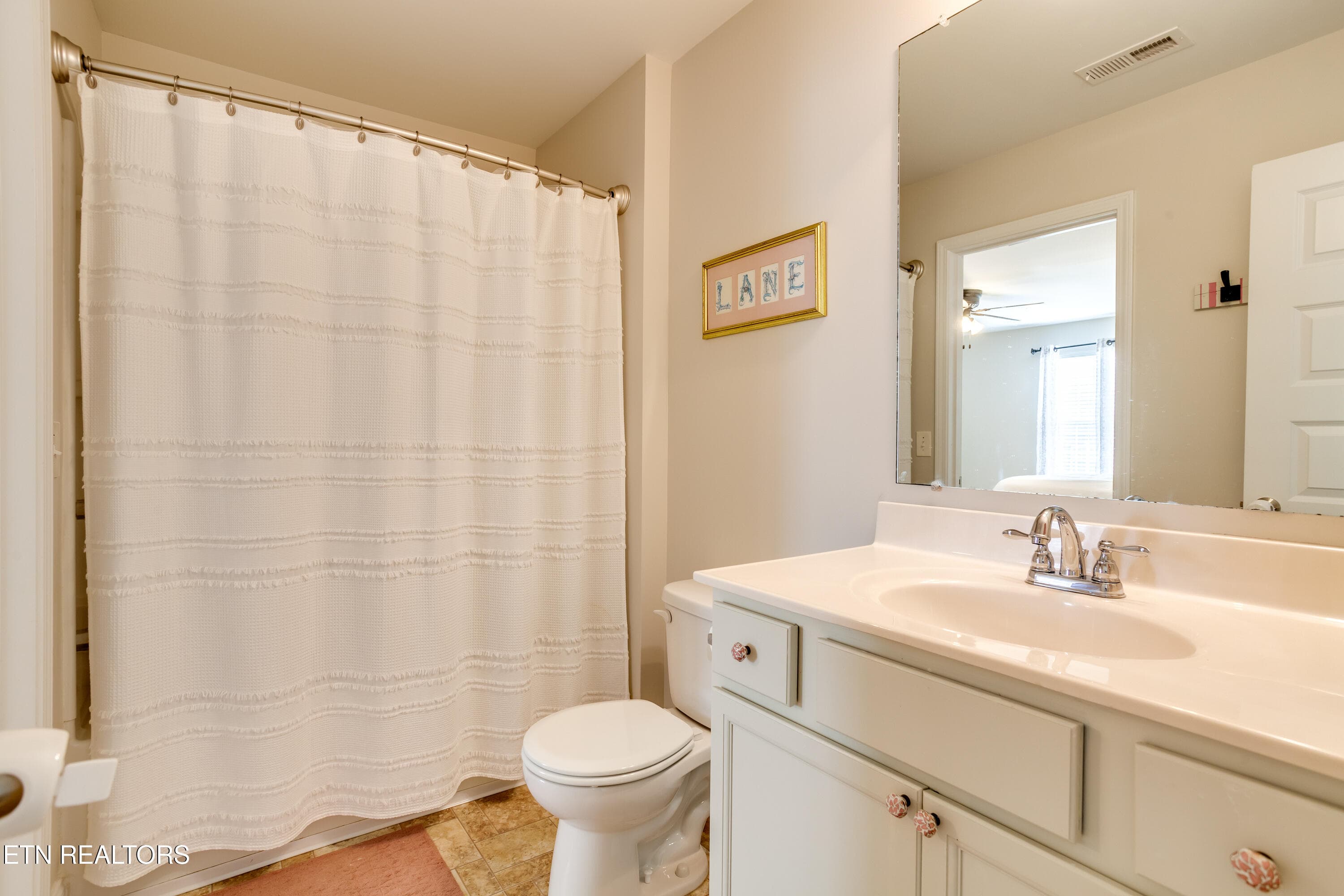 48 Guest Bath - 2407 Drake St, Maryville, TN 37801, Maryville