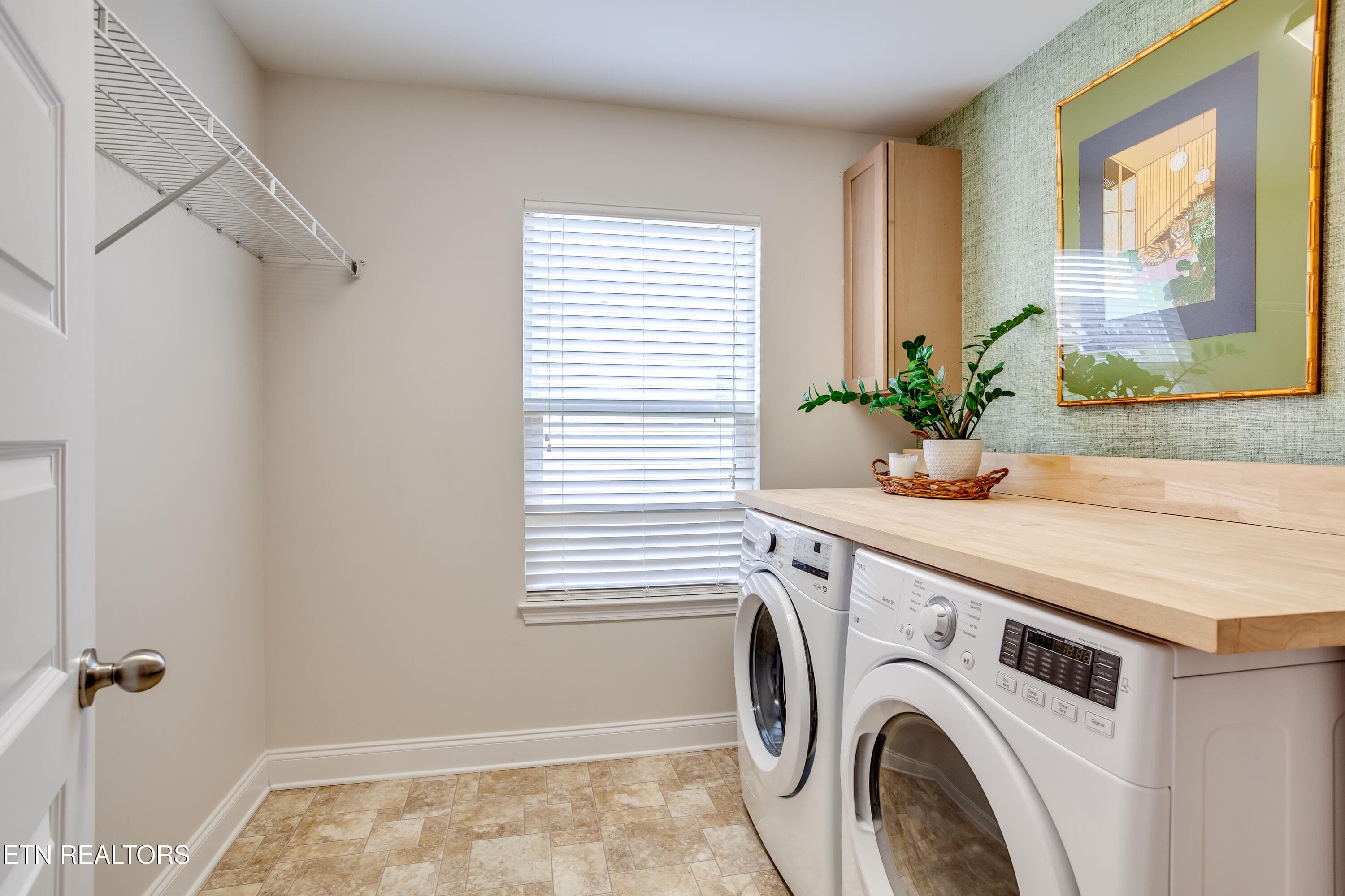 52 Walk-In Laundry - 2407 Drake St, Maryville, TN 37801, Maryville