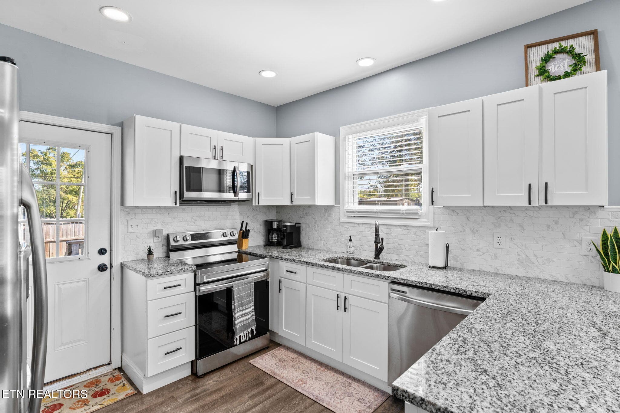 Kitchen w/ granite countertops - 2600 Parkview Ave, Knoxville, TN 37914, Knoxville