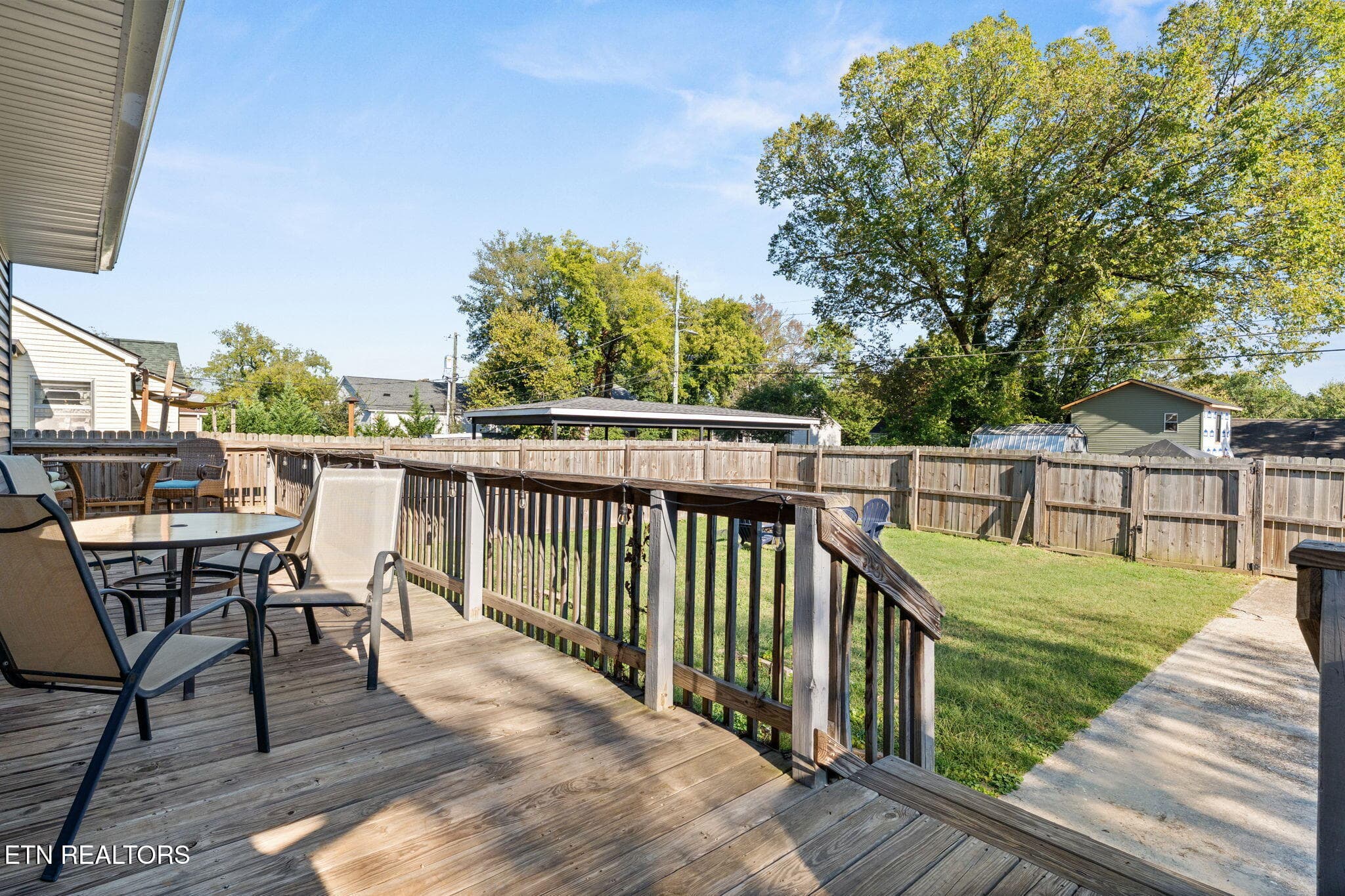 deck to yard - 2600 Parkview Ave, Knoxville, TN 37914, Knoxville