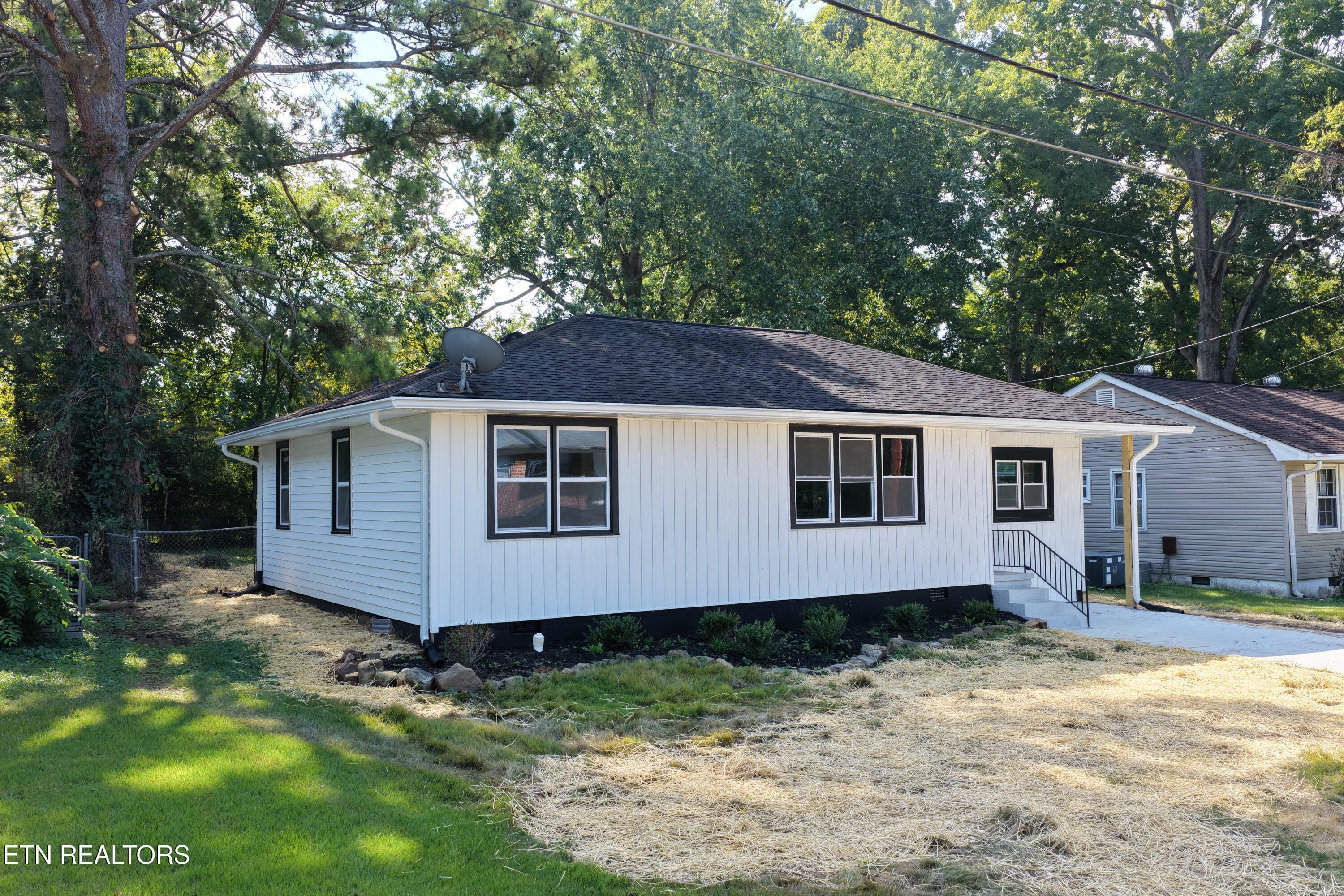 Left Side View of Front of House - 2728 Arbor Place, Knoxville, TN 37917, Knoxville
