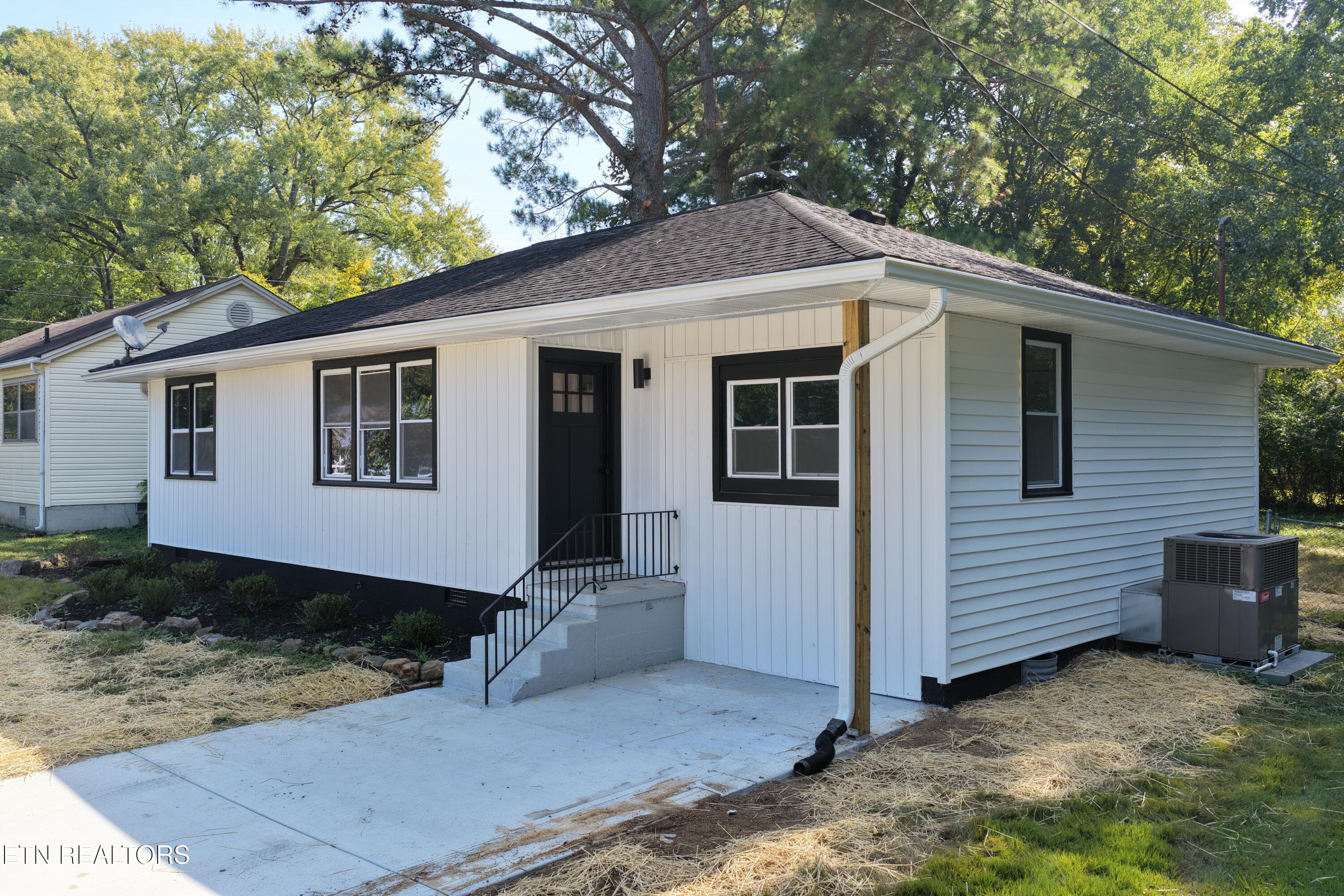 Right Side View of Front of House - 2728 Arbor Place, Knoxville, TN 37917, Knoxville