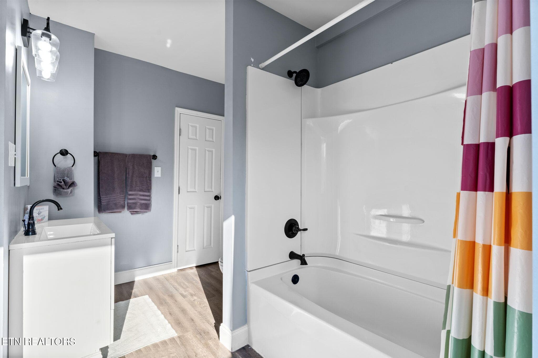 Bath - 2600 Parkview Ave, Knoxville, TN 37914, Knoxville