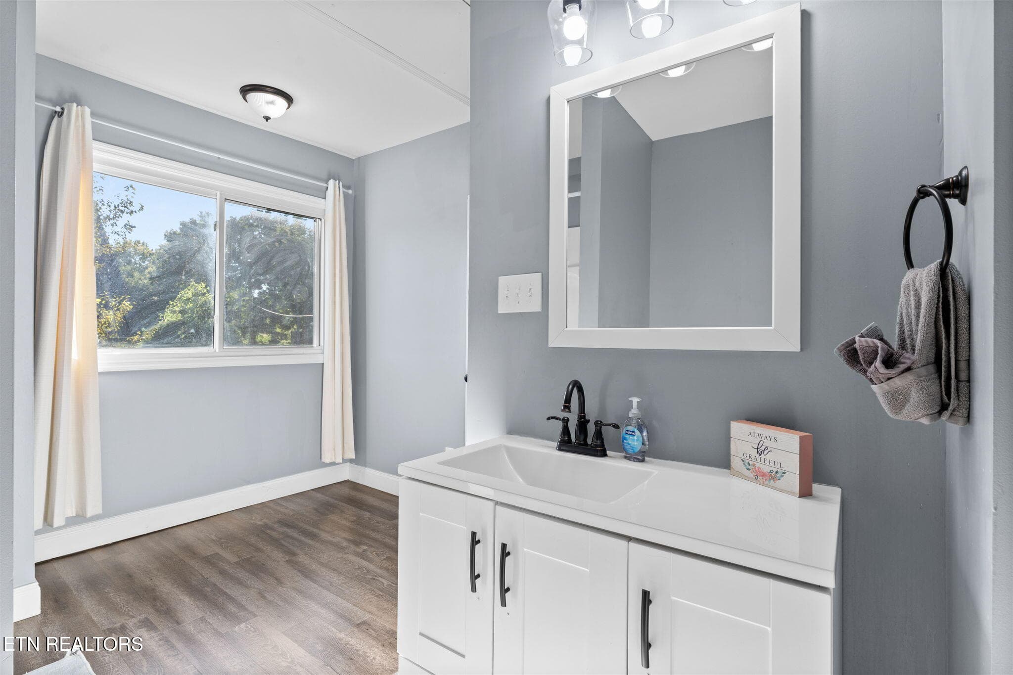 Bath - 2600 Parkview Ave, Knoxville, TN 37914, Knoxville