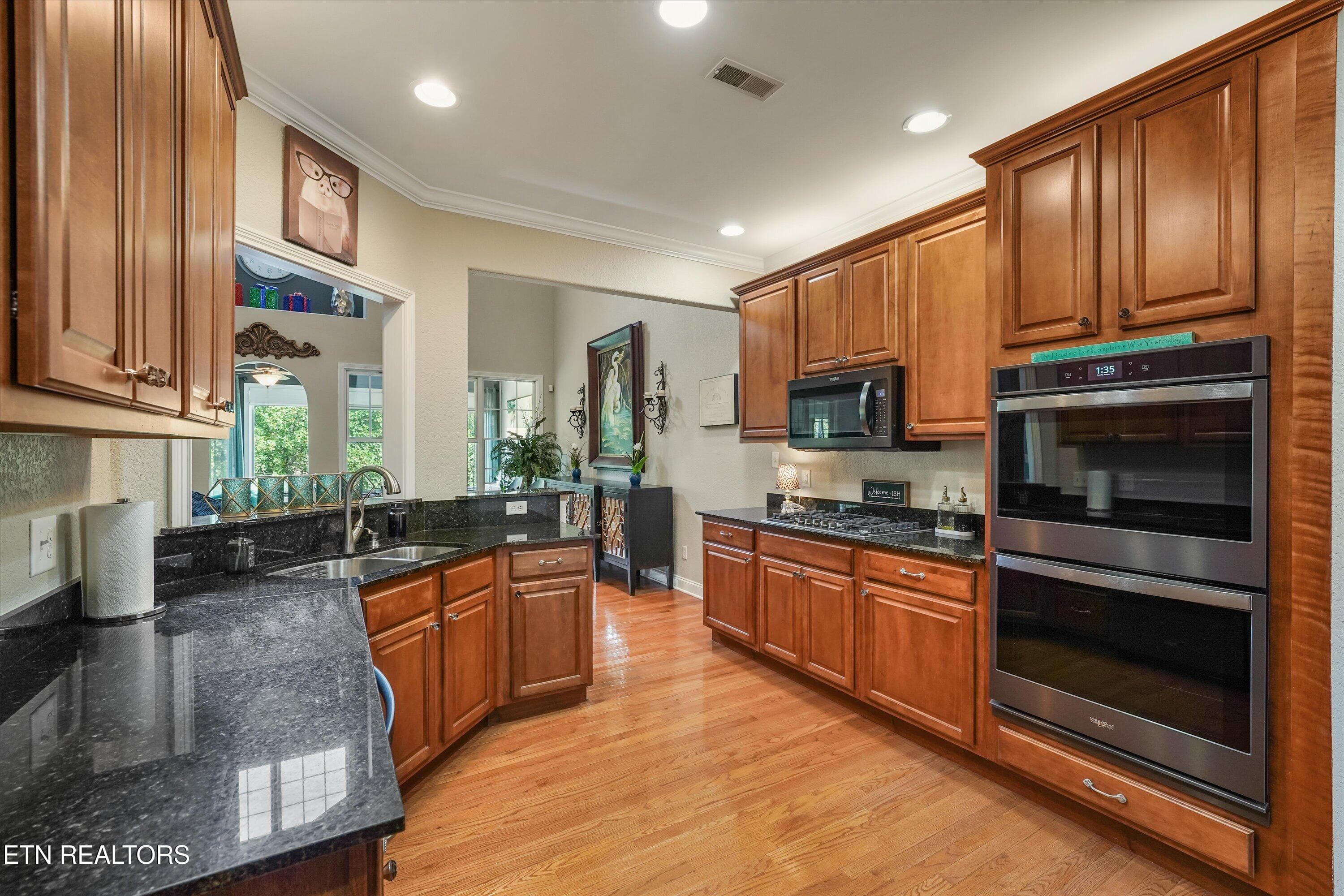Spacious kitchen with 2 wall ovens - 10107 Autumn Valley Lane, Knoxville, TN 37922, Knoxville