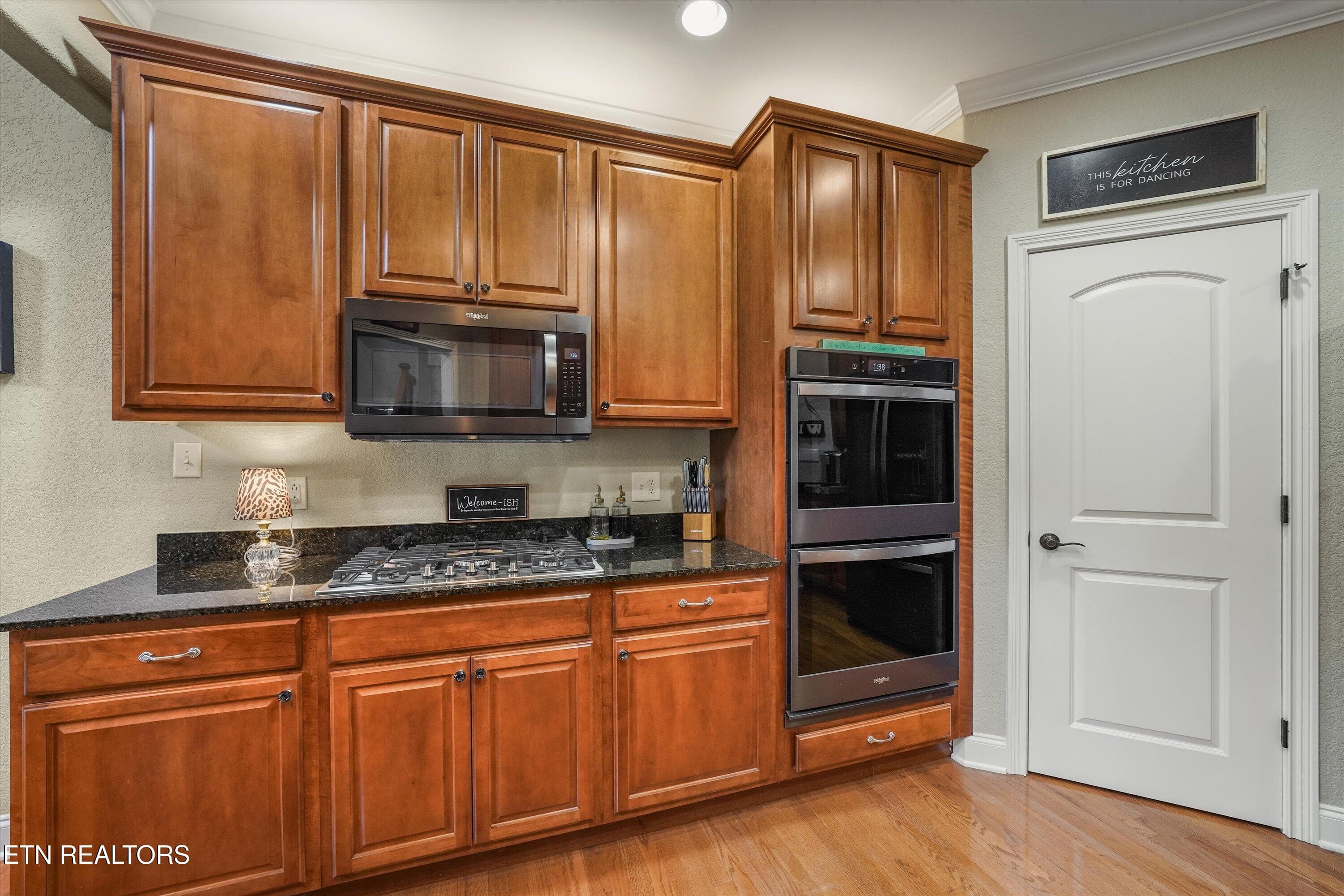 Gas Range & spacious pantry - 10107 Autumn Valley Lane, Knoxville, TN 37922, Knoxville