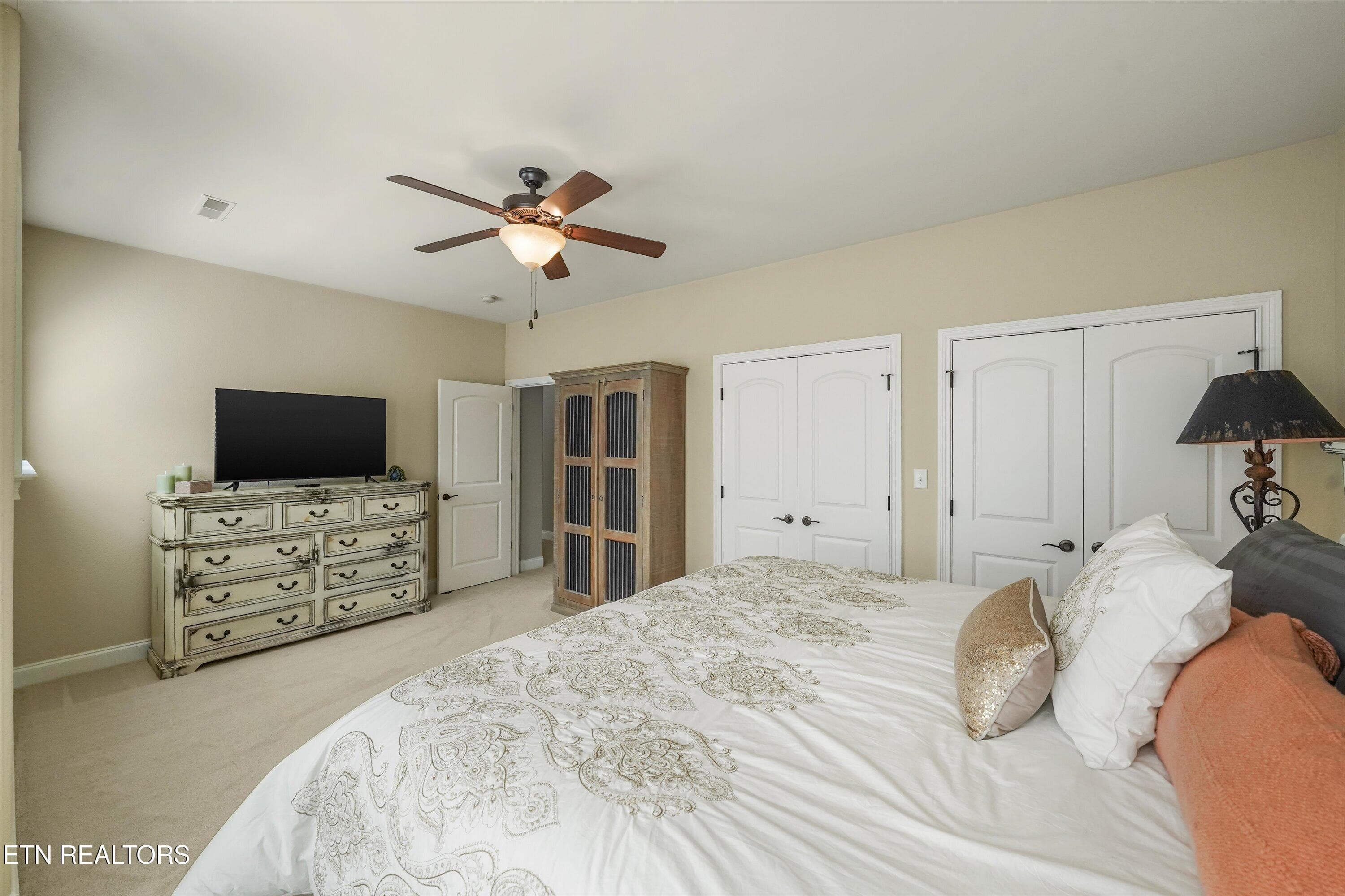 Large bedroom with 2 closets - 10107 Autumn Valley Lane, Knoxville, TN 37922, Knoxville