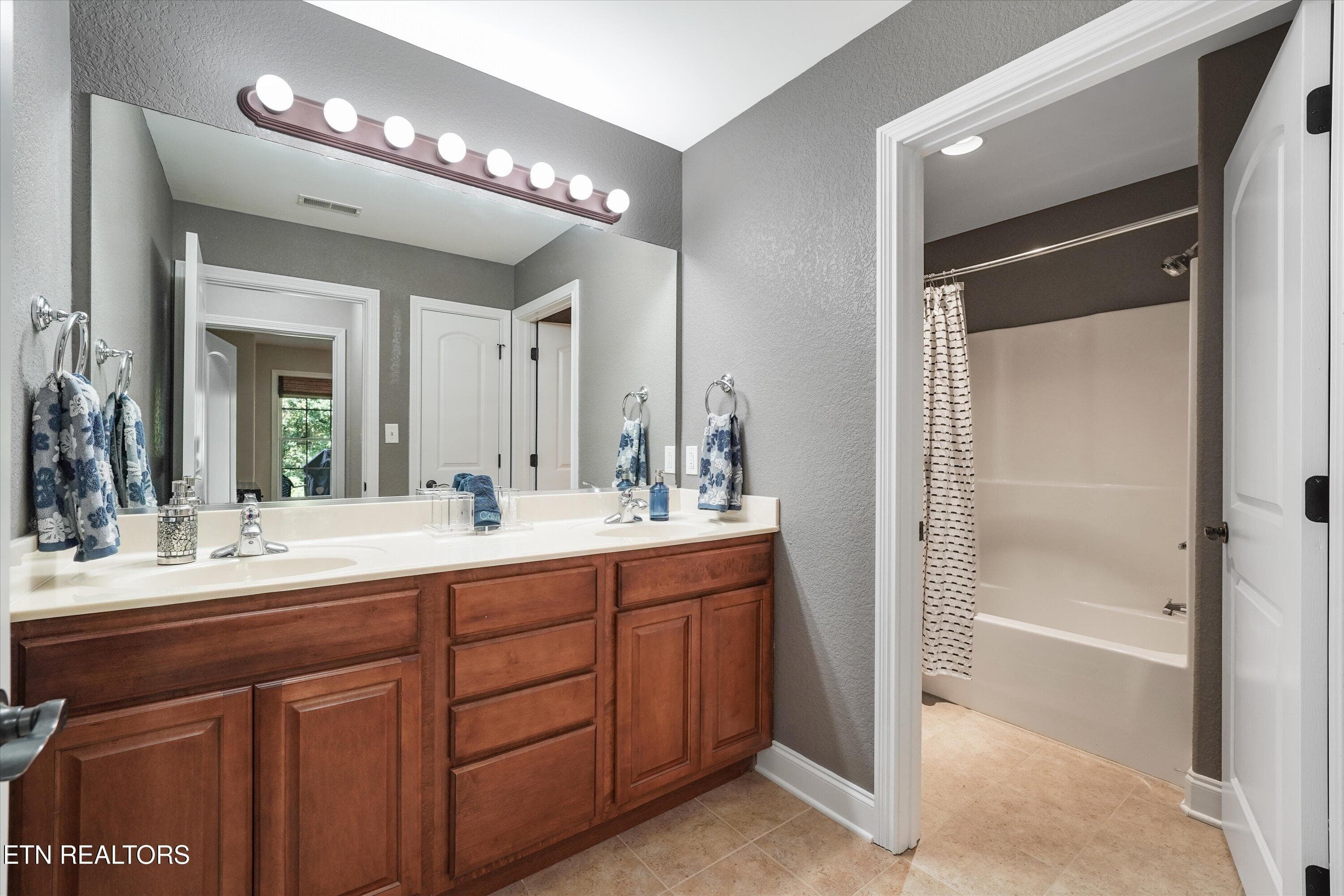 Full Bathroom for Overnight Guests - 10107 Autumn Valley Lane, Knoxville, TN 37922, Knoxville