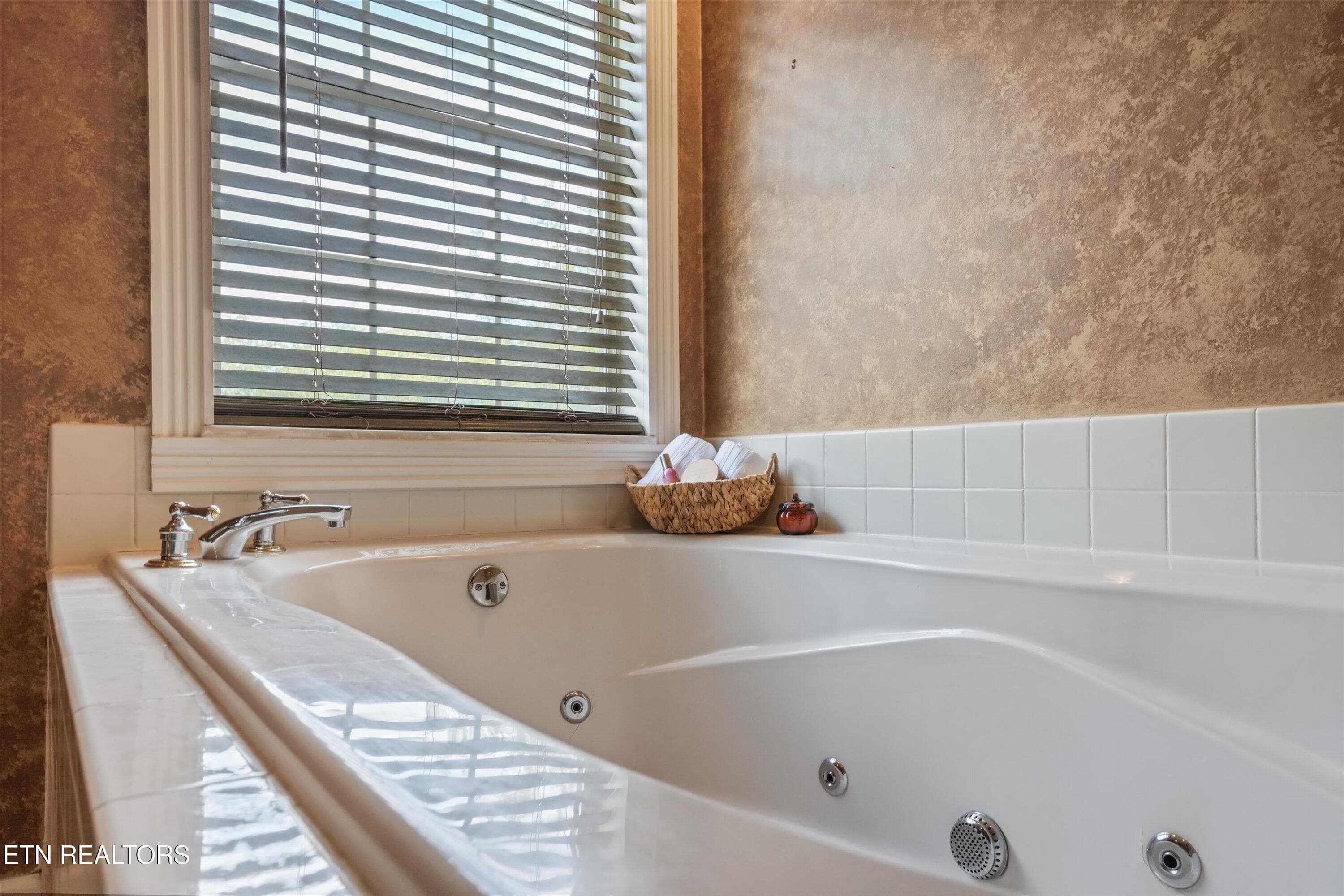 105 Ostenbarker - Large Tub - 105 Ostenbarker St, Maryville, TN 37804, Maryville