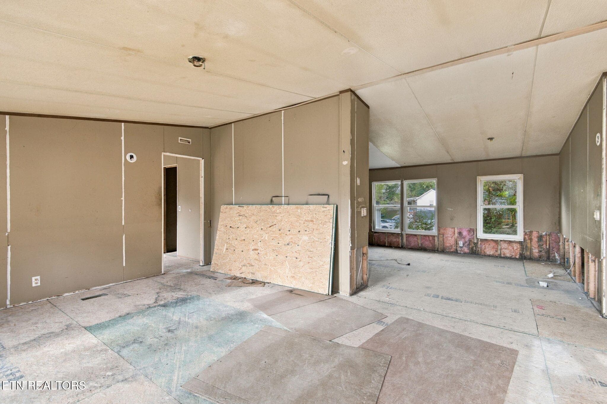 6-web-or-mls-9342 - Original - 445 W Broad St, Clinton, TN 37716, Clinton