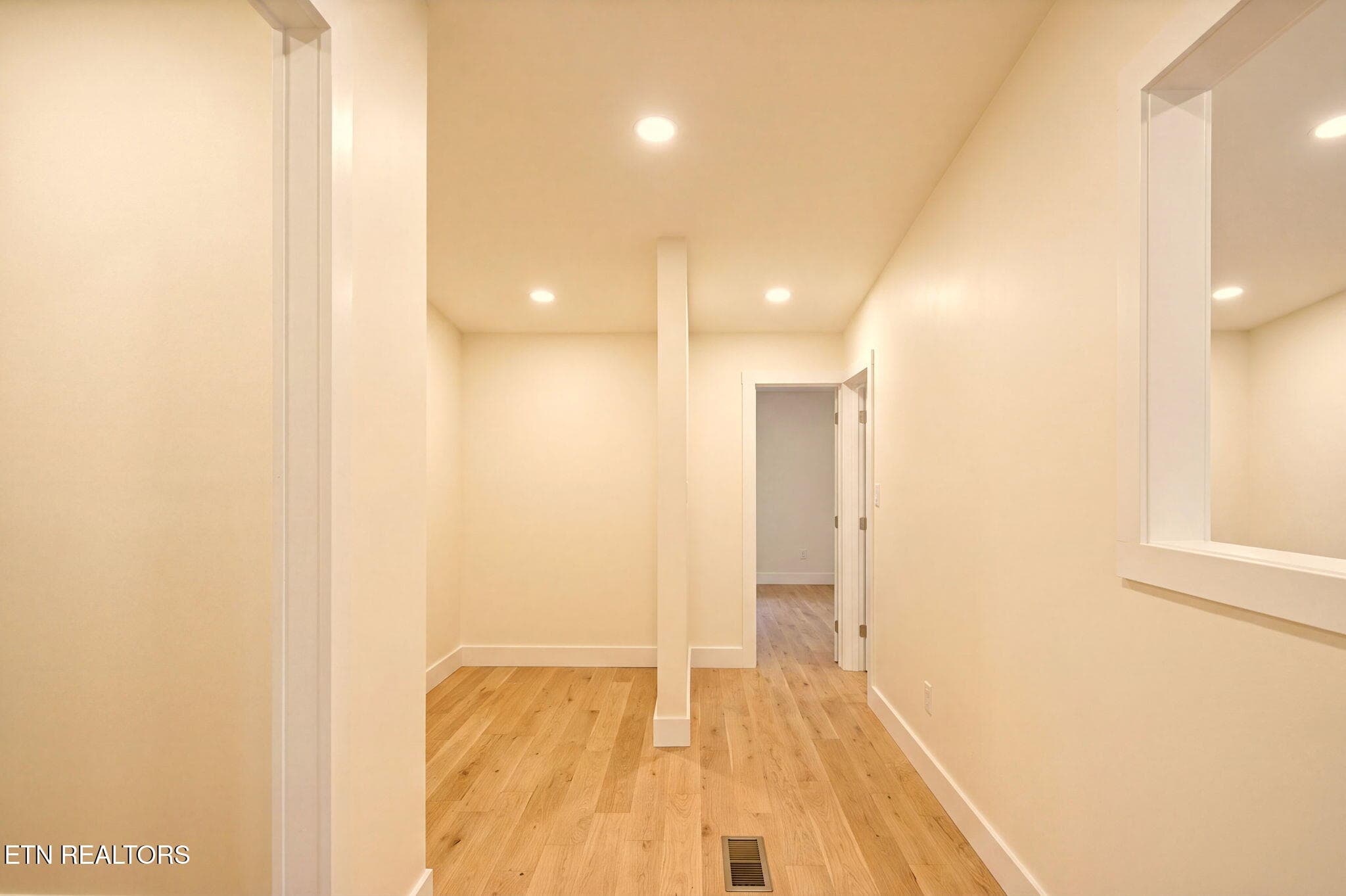 9-web-or-mls-9354 - Decluttered and Reno - 445 W Broad St, Clinton, TN 37716, Clinton